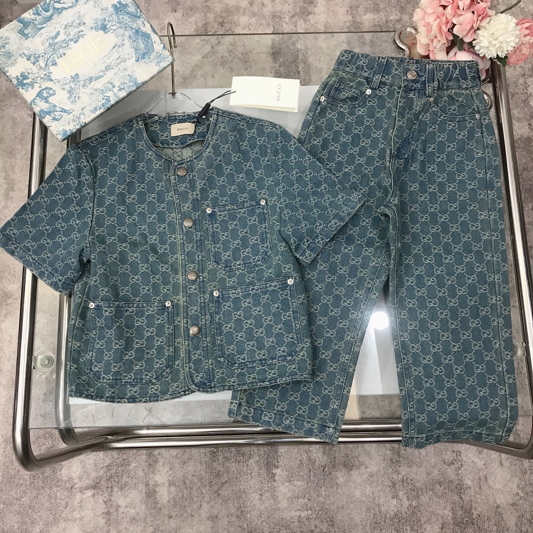 NO:210692,[Spot delivery] GUCC* Exclusive real shot set The same style for boys and girls [full-print double G jacket trousers] denim jacket with presbyopia double G jacquard trousers jacquard series~, classic double G jacquard logo on novel color denim fabric, super handsome upper body, crisp and stylish Size--120-130-140-150 [CM], clothes, gucci, jackets & coats, jackets & coats,19860909【现货发】  GUCC* 独家实拍 套装 男女宝宝同款【满印双G夹克长裤】牛仔色系外套搭配老花双G提花长裤提花系列～,新颖色牛仔面料上经典双G提花logo,上身超级帅气、版型挺括有型 Size--120-130-140-150【CM】,衣服,gucci,jackets & coats,jackets & coats,,Children's