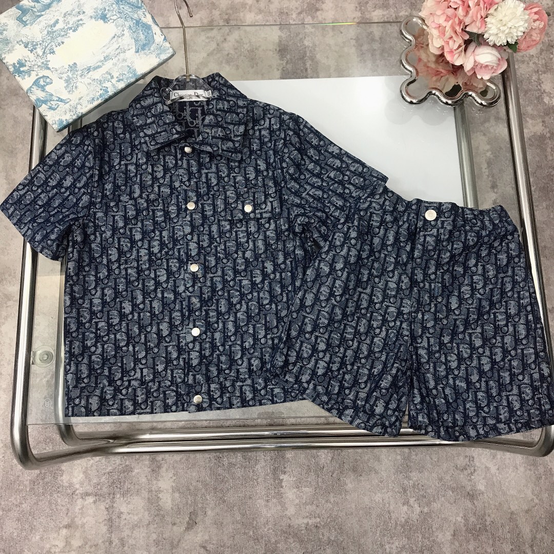 NO:210700,[Spot delivery] DIO* ~ Heavy Industry Denim Set Casual Style Small Lapels with Logo Hardware Buckles Comprehensive Jacquard Logo Creates a Configuration Logo Logo Logo Washing Craft Denim Color Very soft and delicate Hand feels soft and comfortable Skin-friendly and not tied The upper body is excellent size size--120-130-140-150 [CM] Counter Packaging 70, Clothes, Dior,19860909【现货发】   DIO* ～重工牛仔套装 休闲风格 小翻领搭配logo五金扣 全面提花logo打造配置logo标志 水洗工艺牛仔色 手感非常柔软细腻 柔顺舒适 亲肤不扎 上身效果极好  size尺码--120-130-140-150【CM】 专柜包装70,衣服,dior,,Children's