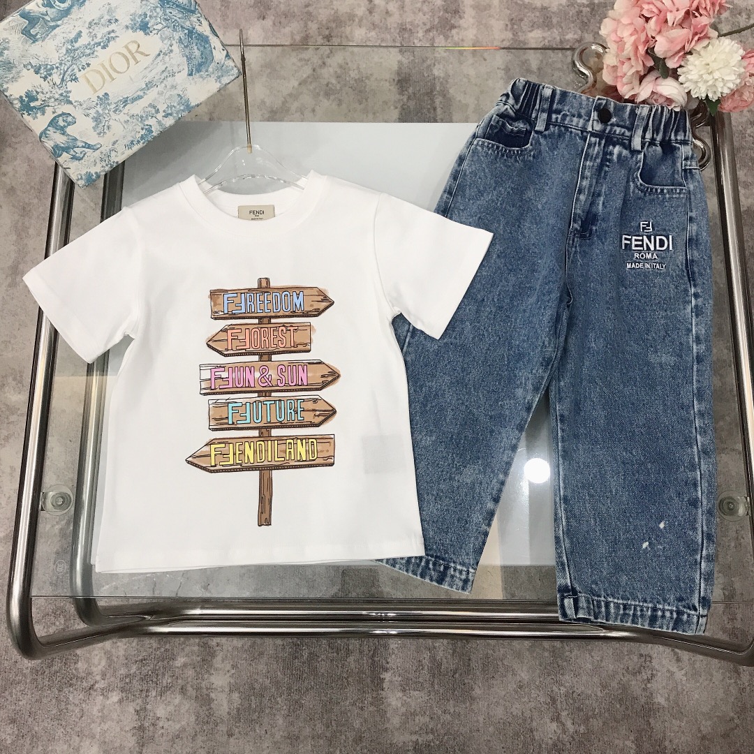 NO:210726,[Spot shipment] FEND* Set Three-dimensional printed T-shirt Double FF embroidered straight jeans soft and delicate G-fabric creation~ Three-dimensional direction mark printed logo design on the chest with jeans trousers Embroidered logo logo attached to the pocket Selected high-quality custom cotton fabric to create soft and comfortable Simple and fashionable Craftsmanship superimposed visible high quality Super stylish and beautiful Color white size-110-120-130-140-150 [CM] Full set of packaging 10, clothes, fendi, jeans, tees, t-shirt,19860909【现货发】   FEND* 套装 立体印花T恤双FF刺绣直筒牛仔裤柔软细腻克重G面料打造～胸前立体方向标印花logo设计搭配牛仔长裤 口袋附有刺绣logo标志 甄选高级定制棉面料打造 柔软舒适 简约时尚 工艺叠加 看得见的高品质 超级有型又好看 颜色白色 size-110-120-130-140-150【CM】 全套包装10,衣服,fendi,jeans,tees，t-shirt,,Children's