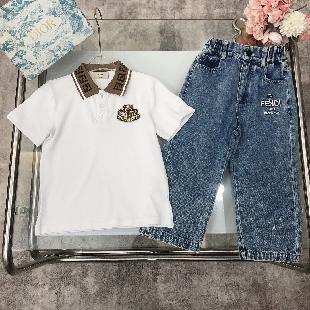 NO:210718,[Spot delivery] FEND* Set Lapel Polo shirt Double FF embroidered straight jeans Fixed cotton Double yarn precision cotton ~ Soft and delicate beaded cotton linen fabric on the left chest double FF embroidered stamp design with jean trousers Pocket with embroidered logo logo Selected high-end custom cotton fabric Soft and comfortable Simple and fashionable Crafts superimposed High-quality Super stylish and beautiful Color white size-110-120-130-140-150 [CM] Full set of packaging 10, clothes, fendi, jeans,19860909【现货发】   FEND* 套装 翻领Polo衫双FF刺绣直筒牛仔裤 定织定染全棉双纱精密棉～柔软细腻珠地棉麻面料打造～左胸前双FF刺绣章标设计搭配牛仔长裤 口袋附有刺绣logo标志 甄选高级定制棉面料打造 柔软舒适 简约时尚 工艺叠加 看得见的高品质 超级有型又好看 颜色白色 size-110-120-130-140-150【CM】 全套包装10,衣服,fendi,jeans,,Children's