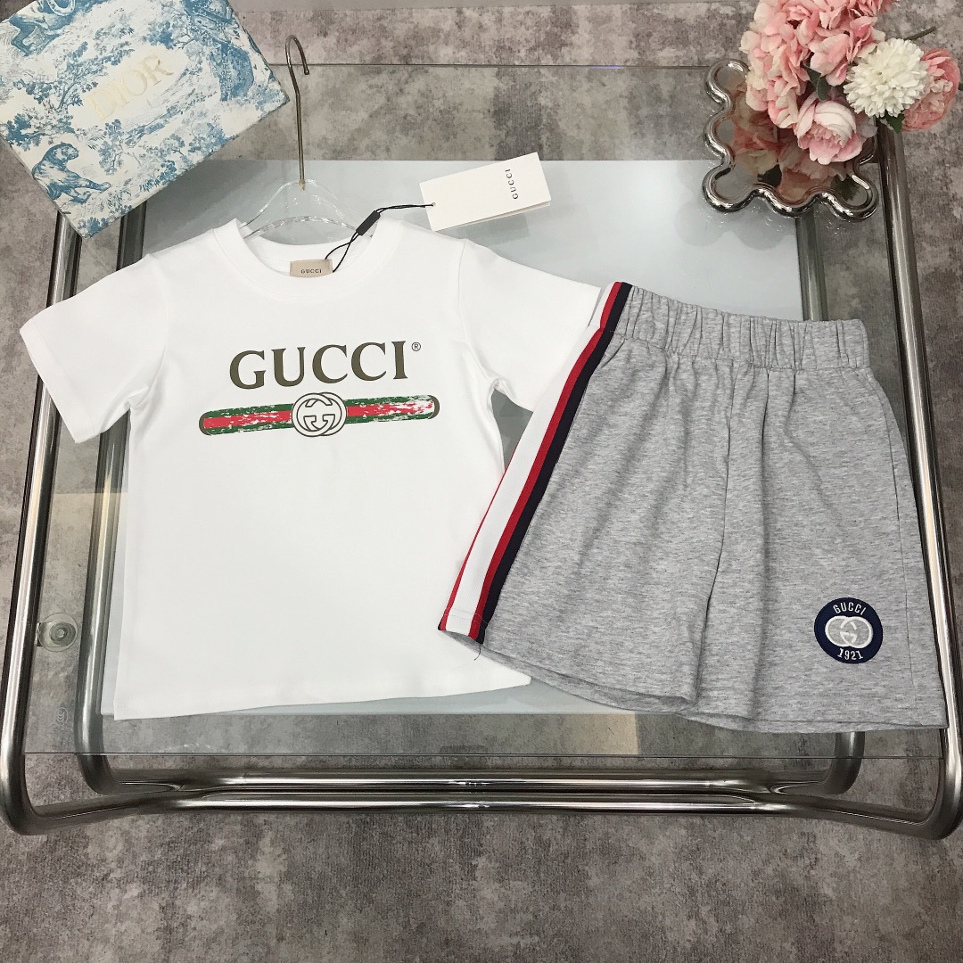 NO:210738,[Spot delivery] GUCC* Set The same style for the counter ~ [Short-sleeved shorts] Classic printed logo series ~ widened neck design The top is made of gram-weight fabric ~ the style is crisp and stylish with the gradient printed logo on the chest, the shorts are classic three-color webbing spliced ​​with double GG embroidered stamps on the left trouser legs. It is made of imported high-end customized pure cotton fabric. High-end fashionable style. The upper body effect is very good. Size-110-120-130-140-150 [CM] Requires counter packaging, clothes, gucci, shorts, T-shirt,19860909【现货发】   GUCC* 套装 专柜同款～【短袖短裤】经典印花logo系列～加宽领口设计 上衣采用克重面料打造～版型挺括有型搭配胸前渐变印花LOGO,短裤侧边经典三色织带拼接搭配左裤脚处双GG刺绣章标 采用进口高端定制纯棉面料裁制 高级时髦款 上身效果非常好 尺码-110-120-130-140-150【CM】 需要专柜包装元,衣服,gucci,shorts,T-shirt,,Children's