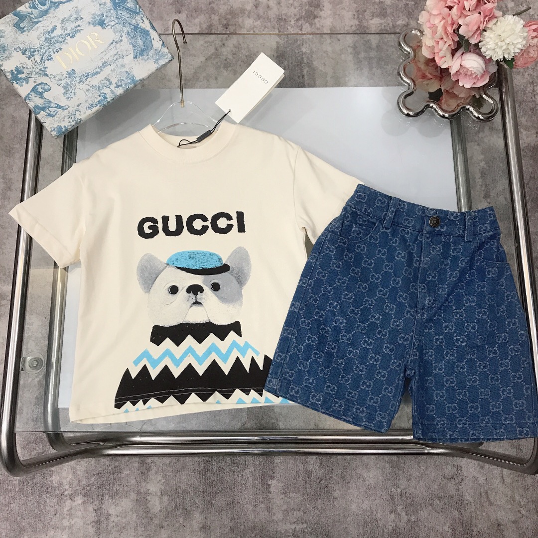 NO:210745,[Spot delivery] GUCC* Set Printed LOGO Short-sleeved denim jacquard shorts, fixed-woven and dyed cotton double yarn precision cotton ~ 240G g heavy pure cotton fabric T-shirt co-branded puppy T-shirt jacquard double GG denim shorts Original hardware button replica logo Selected high-quality custom cotton fabrics to create soft and comfortable Simple and fashionable Crafts superimposed Visible high-quality Super stylish and beautiful size-110-120-130-140-150 [CM] Full set of packaging 10, clothes, gucci, shorts, T-shirt, tees, t-shirt,19860909【现货发】   GUCC* 套装 印花LOGO短袖牛仔提花短裤 定织定染全棉双纱精密棉～240G克重纯棉面料 T恤联名小狗狗T恤提花双GG牛仔短裤 原版五金纽扣复刻logo 甄选高级定制棉面料打造 柔软舒适 简约时尚 工艺叠加 看得见的高品质 超级有型又好看  size-110-120-130-140-150【CM】 全套包装10,衣服,gucci,shorts,T-shirt,tees，t-shirt,,Children's