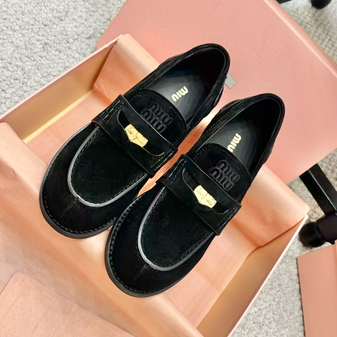 NO:257332,The top high-end products in the market, 5ss Miao Miao Cai Coin Shoes, Miumiu's new coin loafers recommended!  The cute little details of girls have made Miumiu hold the loafers all the way in recent years. The wind has been very big. Every brand has been released. It looks like it is aesthetic fatigue. Miumiu's new 