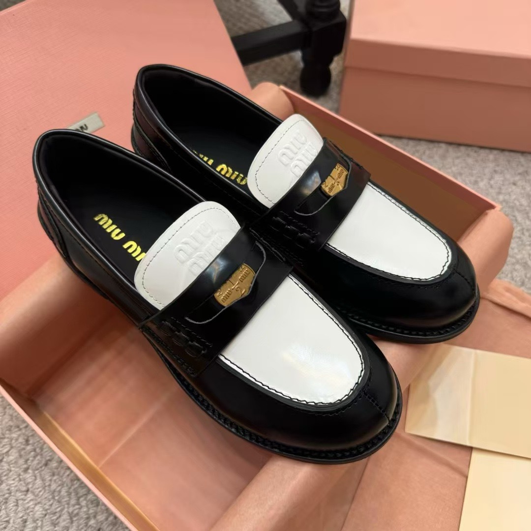 NO:257335,The top high-end products in the market, 5ss Miao Miao Cai Coin Shoes, Miumiu's new coin loafers recommended!  The cute little details of girls have made Miumiu hold the loafers all the way in recent years. The wind has been very big. Every brand has been released. It looks like it is aesthetic fatigue. Miumiu's new 