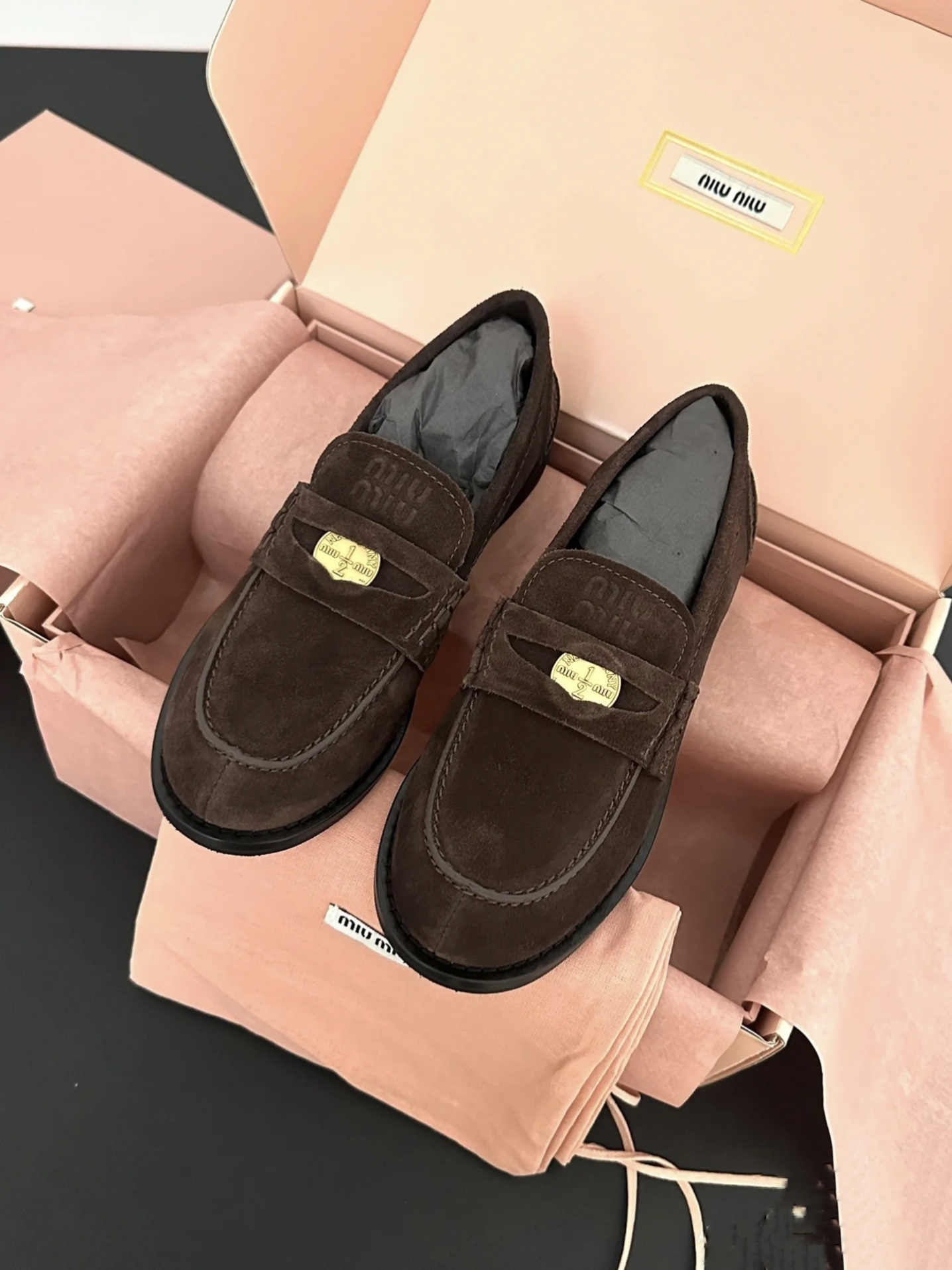 NO:257337,The top high-end products in the market, 5ss Miao Miao Cai Coin Shoes, Miumiu's new coin loafers recommended!  The cute little details of girls have made Miumiu hold the loafers all the way in recent years. The wind has been very big. Every brand has been released. It looks like it is aesthetic fatigue. Miumiu's new 