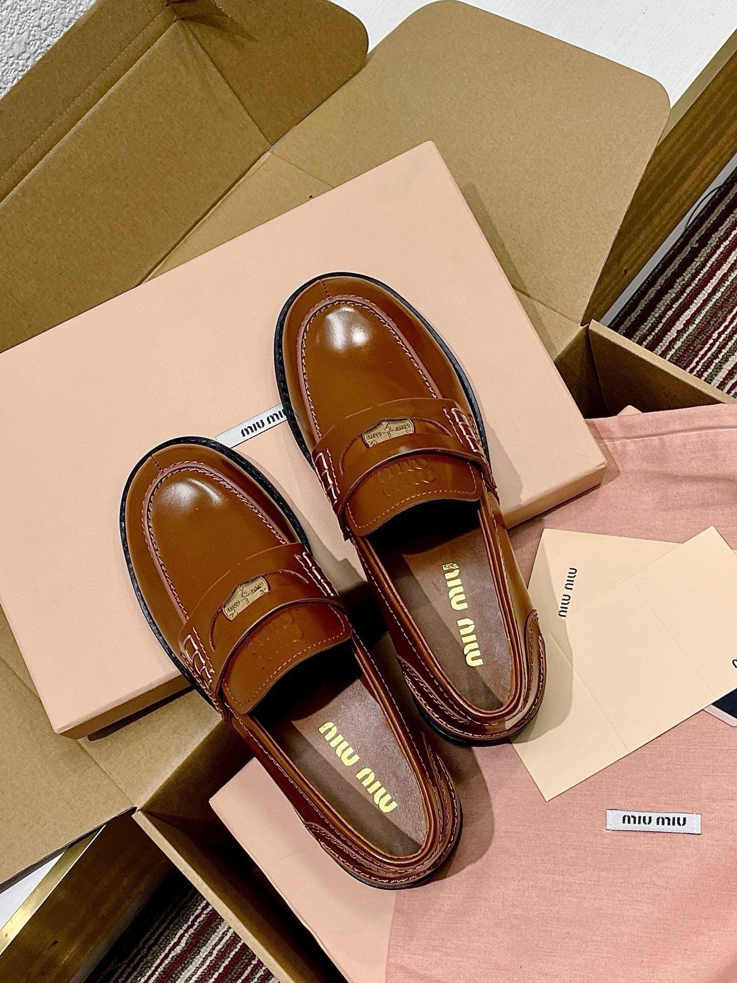 NO:257339,The top high-end products in the market, 5ss Miao Miao Cai Coin Shoes, Miumiu's new coin loafers recommended!  The cute little details of girls have made Miumiu hold the loafers all the way in recent years. The wind has been very big. Every brand has been released. It looks like it is aesthetic fatigue. Miumiu's new 