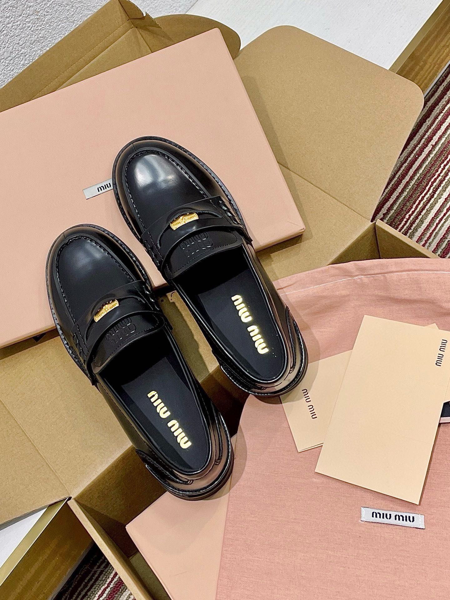 NO:257341,The top high-end products in the market, 5ss Miao Miao Cai Coin Shoes, Miumiu's new coin loafers recommended!  The cute little details of girls have made Miumiu hold the loafers all the way in recent years. The wind has been very big. Every brand has been released. It looks like it is aesthetic fatigue. Miumiu's new 