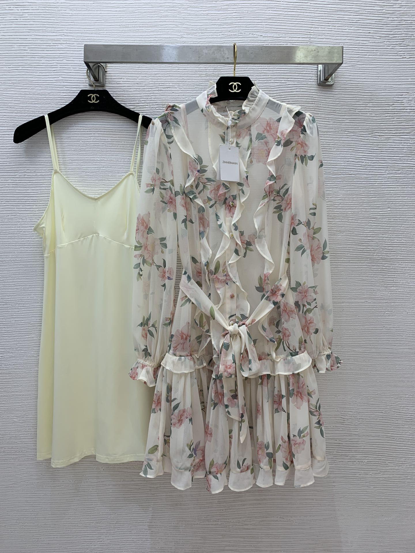 NO:308213,Model number G21847 ZIMMERMA*N Australia brand High-end customized imitation silk flowing fabric, flower green leaf printed wood ear splicing buckle loose long-sleeved dress printed suspender base skirt two-piece set!  Beige, pink, (Size S inner bust 78, skirt length 73 does not include shoulder straps, bust 90, sleeve length 61, skirt length 90), skirt, real silk, alexander wang19860909款号G21847 ZIMMERMA*N兹默曼澳洲品牌 高端定制仿真丝飘逸面料、花朵绿叶印花木耳边拼接系扣开襟宽松长袖连衣裙印花吊带打底裙两件套！米色、粉色、（S码内搭胸围78,裙长73不含肩带高弹,胸围90,袖长61,裙长90）,,skirts,real silk,alexander wang,Women's clothing