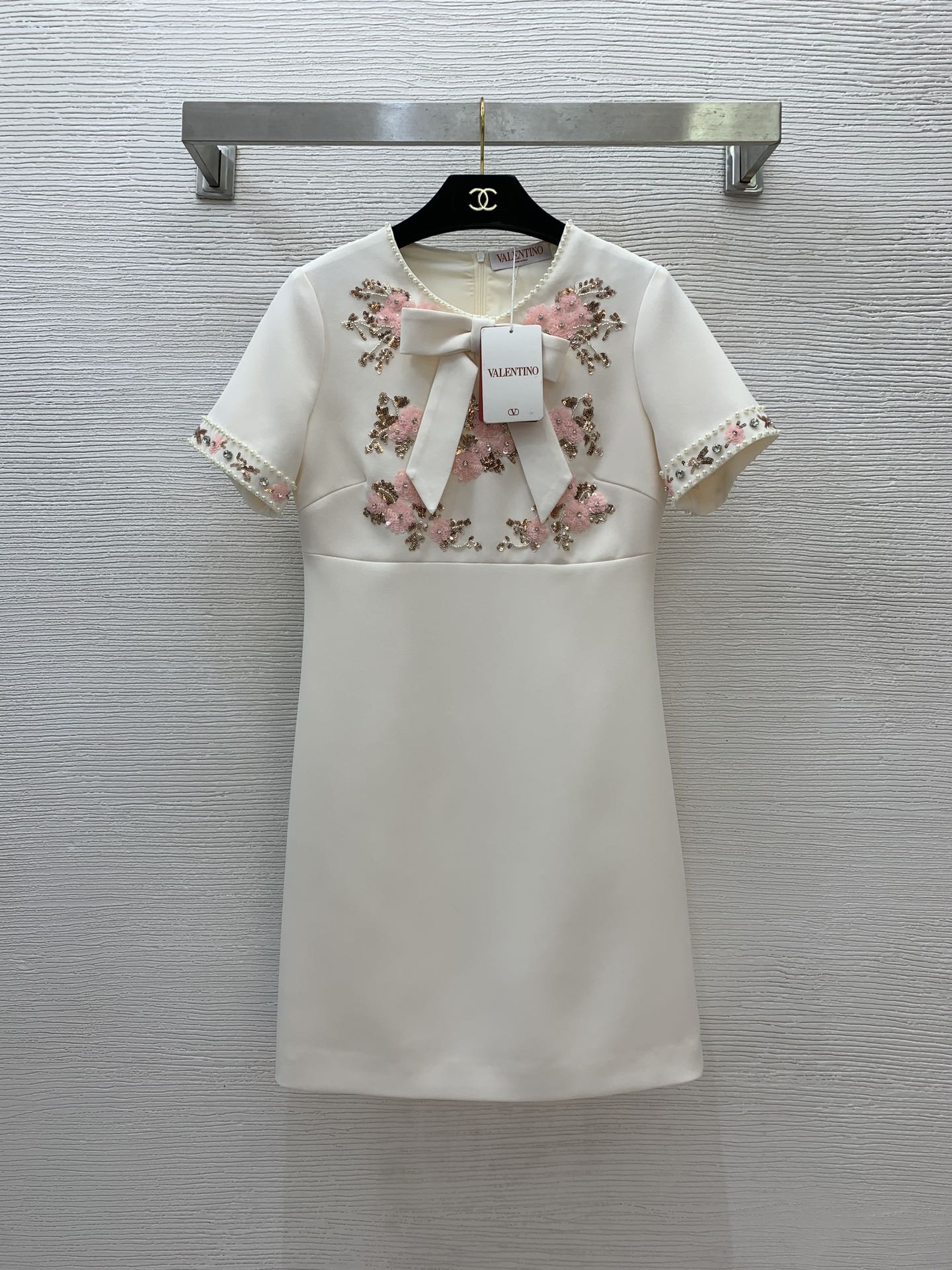 NO:308202,Model number G21852 VALENTIN*O Warren Home New Style High-end Customized Heavy Industry Light Luxury Celebrity Style Bow Three-dimensional Flower Inlaid with Diamond Beads Decoration, Slimming A-line Short-sleeved Dress!  Black, apricot, black, (Size S bust 88, sleeve length 21, waist 76, skirt length 88), valentino, valentino, skirt, skirt 88), T-shirt, alexander wang19860909款号G21852 VALENTIN*O华伦家新款 高端定制重工轻奢名媛风蝴蝶结立体花朵镶钻钉珠装饰 收腰显瘦a字短袖连衣裙！黑色、杏色、黑色、（S码胸围88,袖长21,腰围76,裙长88）,,valentino,valentino,skirts,T-shirt,alexander wang,Women's clothing