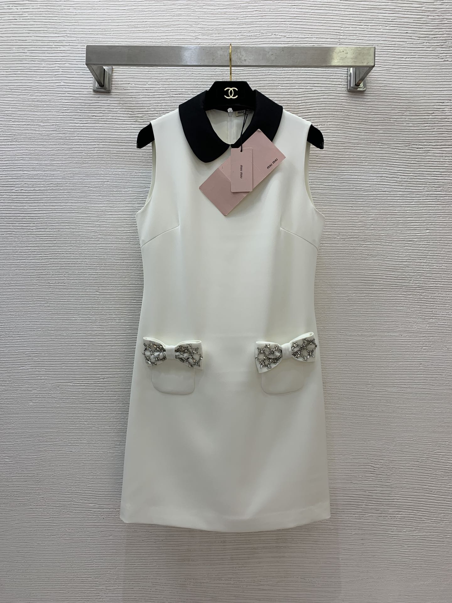 NO:308732,Model number G25021946 MiuMi* Miujia new model high-end custom heavy industry diamond inlaid bow contrast lapel doll collar age-reducing temperament sweet slim fit and sleeveless dress!  White, black, (M size bust 88, waist 78, skirt length 89, miumiu, skirt 8, alexander wang19860909款号G25021946 MiuMi*缪家新款 高端定制重工镶钻蝴蝶结撞色翻领娃娃领减龄气质甜美修身显瘦无袖连衣裙！白色、黑色、（M码胸围88,腰围78,裙长89,,miumiu,skirts,alexander wang,Women's clothing