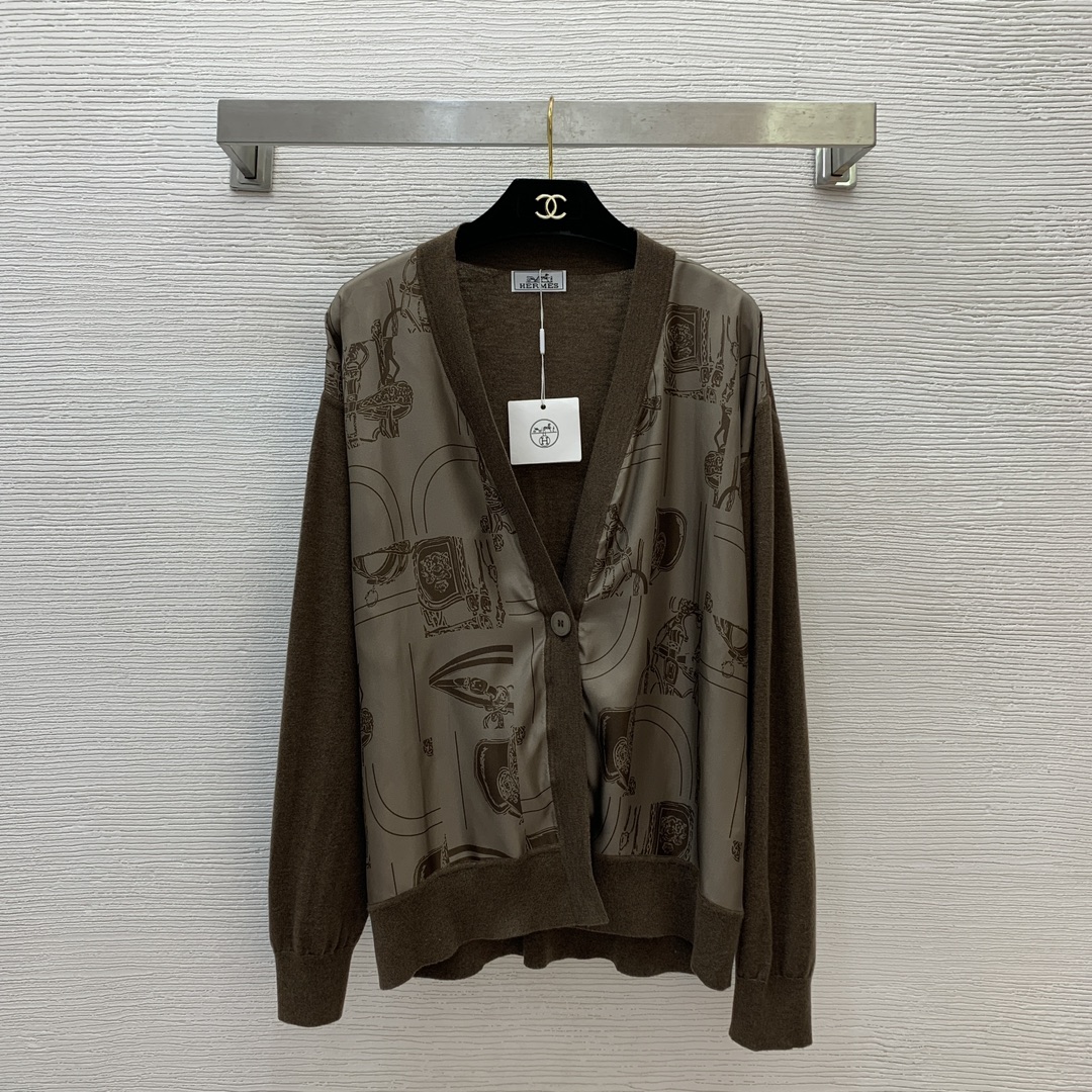 NO:308200,Model number G21887 Hermè* new high-end custom front piece 19 Mmi silk twill spliced ​​back piece wool tinsilk blend knitted fabric, fashionable retro printed V-neck long-sleeved knitted cardigan jacket!  Brown, purple, (M size bust 100, sleeve length 58, clothing length 65, hermes, jackets & coats, real silk, alexander wang19860909款号G21887 Hermè*新款 高端定制前片19姆米真丝斜纹绸拼接后片羊毛天丝混纺针织面料、时尚复古印花V领长袖针织开衫外套衫！褐色、紫色、（M码胸围100,袖长58,衣长65,,hermes,jackets & coats,real silk,alexander wang,Women's clothing