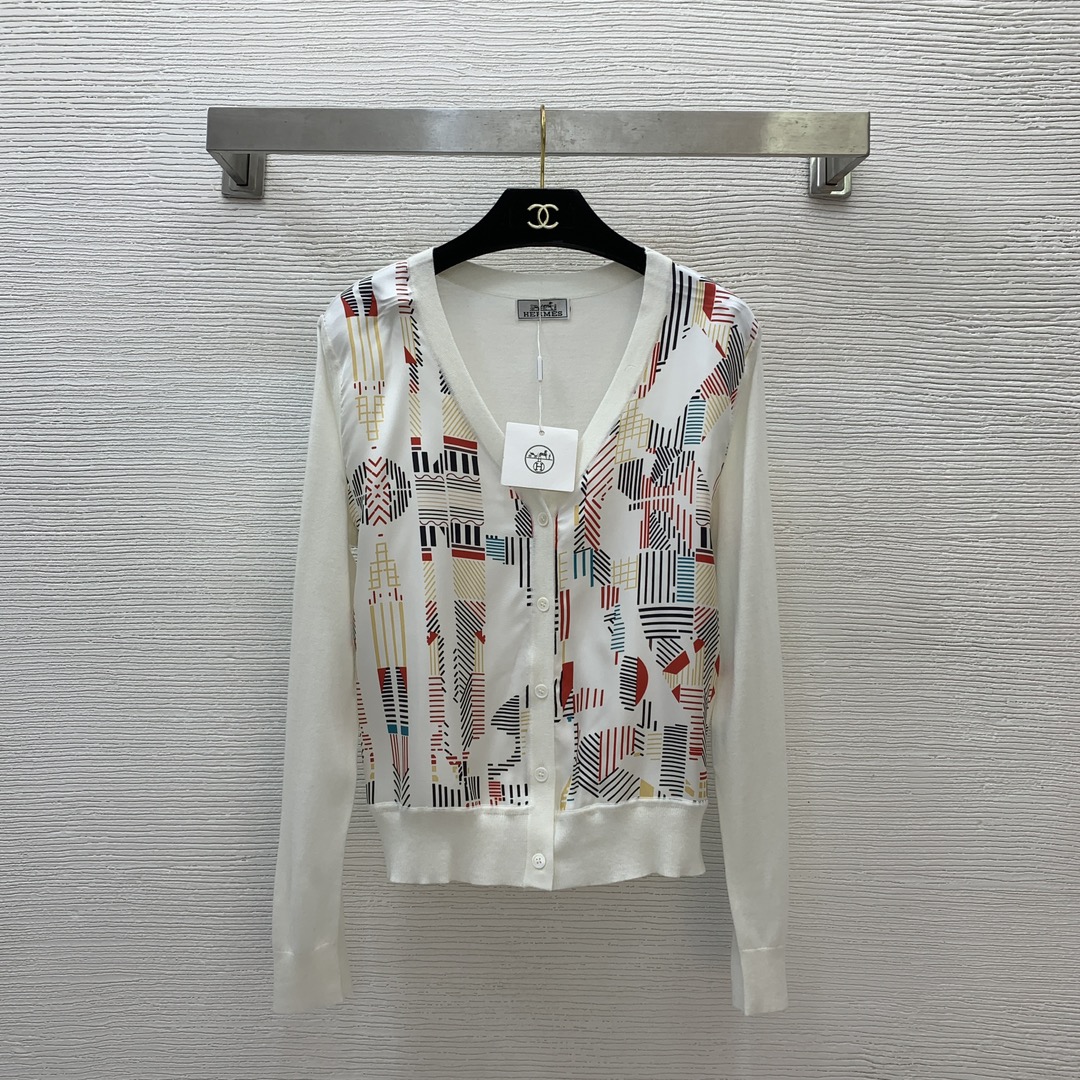 NO:308208,Model number G21828 Hermè* new high-end custom fabric front piece 19 Mmè silk twill spliced ​​back piece knitted fabric, fashionable retro pattern printed V-neck long-sleeved buttoned cardigan top!  Black, white, (M size bust 96, sleeve length 62, clothing length 56), hermes, real silk, alexander wang19860909款号G21828 Hermè*新款高端定制面料前片19姆米真丝斜纹绸拼接后片针织面料、时尚复古图案印花V领长袖系扣开衫上衣！黑色、白色、（M码胸围96,袖长62,衣长56）,,hermes,real silk,alexander wang,Women's clothing
