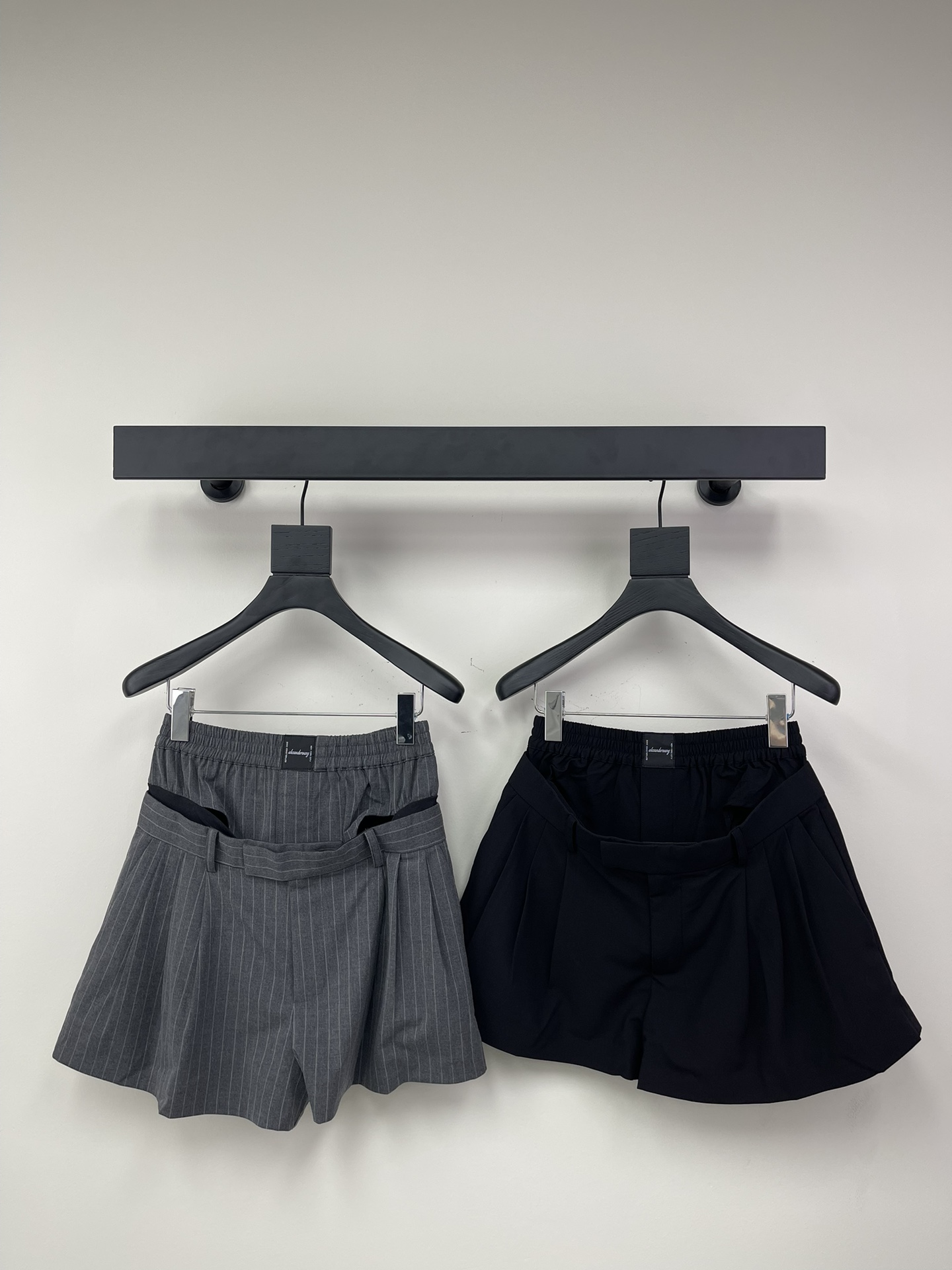 NO:309141,Alexand*r wang 25 early spring new waist design workwear style pressed pleated shorts elastic waist design design style and top body look slim. Custom imported worsted suit fabric is of excellent texture. It is versatile and not picky about people. It is awesome. It is highly recommended to keep your own style. Alexander wang, shorts, business suit, alexander wang19860909Alexand*r wang大王25早春新品腰头设计工装风压褶短裤 松紧腰 设计版型上身超显瘦 定制进口精纺西装面料质感超赞 百搭不挑人大长腿神器绝绝子 强烈推荐自留款,,alexander wang,shorts,business suit,alexander wang,Women's clothing