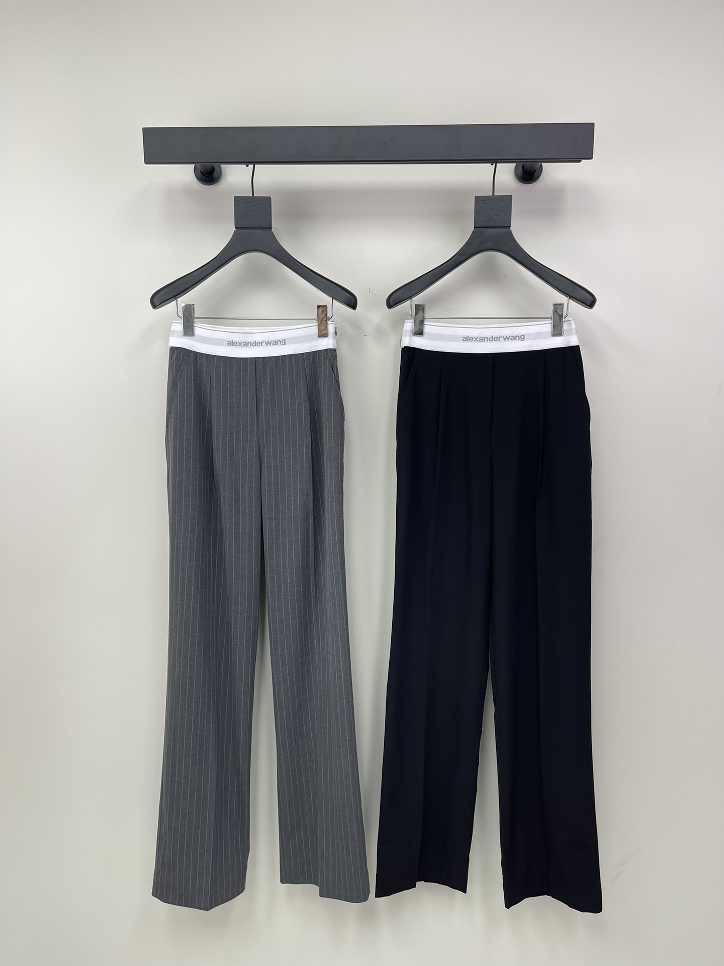 NO:309137,Alexand*r wang Dawang Chun's new waist design striped straight pants Positioning logo webbing waist splicing straight casual pants Custom imported worsted suit fabric texture is excellent, versatile and not picky about people's long legs artifacts are absolutely unique. Highly recommended to keep your own style S,,alexander wang,business suit,alexander wang19860909Alexand*r wang大王春新品腰头设计条纹直筒裤 定位logo织带腰头拼接直筒休闲裤 定制进口精纺西装面料质感超赞 百搭不挑人大长腿神器绝绝子 强烈推荐自留款 S,,alexander wang,business suit,alexander wang,Women's clothing