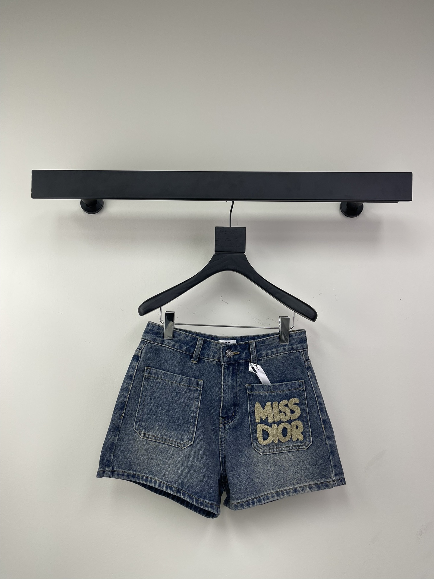 NO:309643,Dio* front double pocket towel embroidered letter denim shorts, customized pure cotton Sailou denim fabric, CD bee mark, customized buttons, front double pocket design, slim fit and long legs, front pocket towel embroidered letters LOGO design, back waist custom leather card special embellishment, customized hardware accessories, white and beautiful spring and summer must-have leg display artifact. Color: Blue Size: SML A,,dior, shorts, alexander wang19860909Dio*前双口袋毛巾绣字母牛仔短裤,定制纯棉赛络纺牛仔面料,CD小蜜蜂唛头,定制纽扣,前双口袋设计,修身显腿长版型,前口袋毛巾绣字母LOGO设计,后腰定制皮牌特色点缀,定制五金配饰,白富美春夏必入显腿神器. 颜色: 蓝色 尺码: SML A,,dior,shorts,alexander wang,Women's clothing