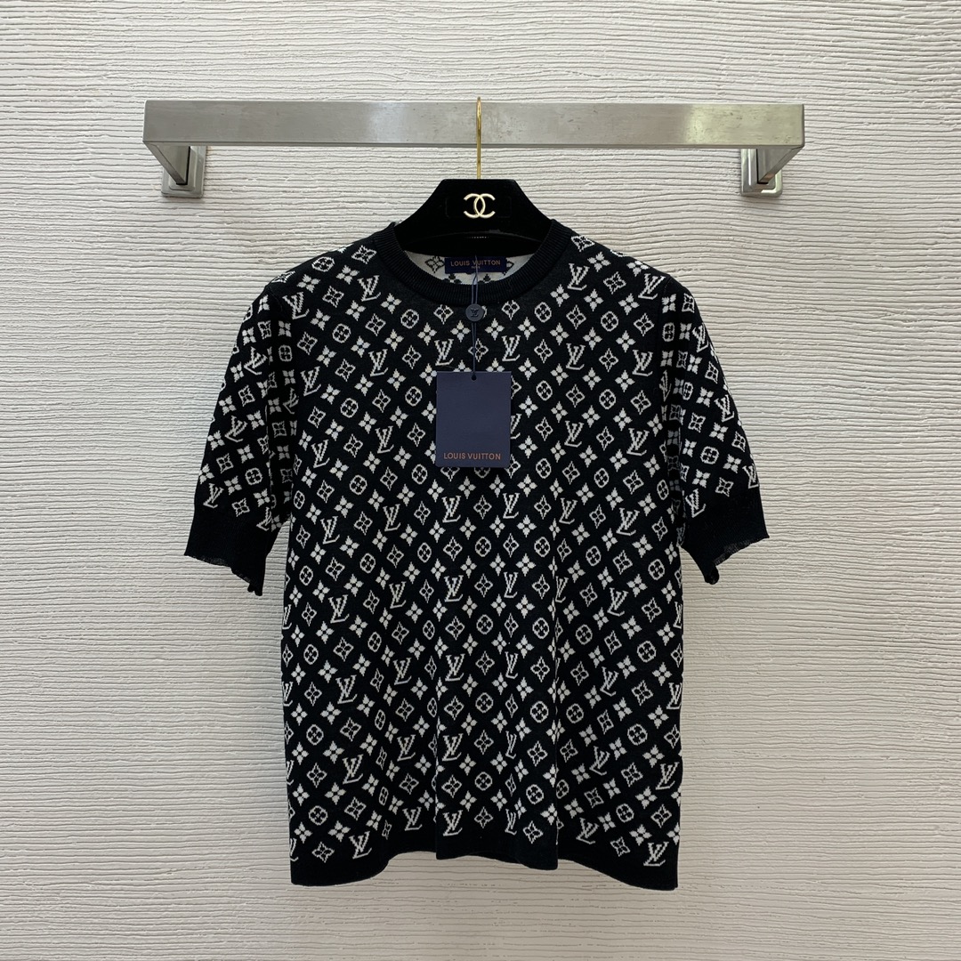 NO:475530,Model number G25021846 LOUIS*Dujia LV new style classic presbyterian letter logo loose fashionable round neck short-sleeved pullover sweater top!  Black, (M size bust 94, sleeve length 24, clothing length 55), louis vuitton,louis vuitton,louis vuitton,louis vuitton,louis vuitton,t-shirt,alexander wang19860909款号G25021846 LOUIS*驴家LV新款 经典老花字母logo宽松时尚圆领短袖套头针织衫上衣！黑色,（M码胸围94,袖长24,衣长55）发,,louis vuitton,louis vuitton,louis vuitton,louis vuitton,T-shirt,alexander wang,Women's clothing