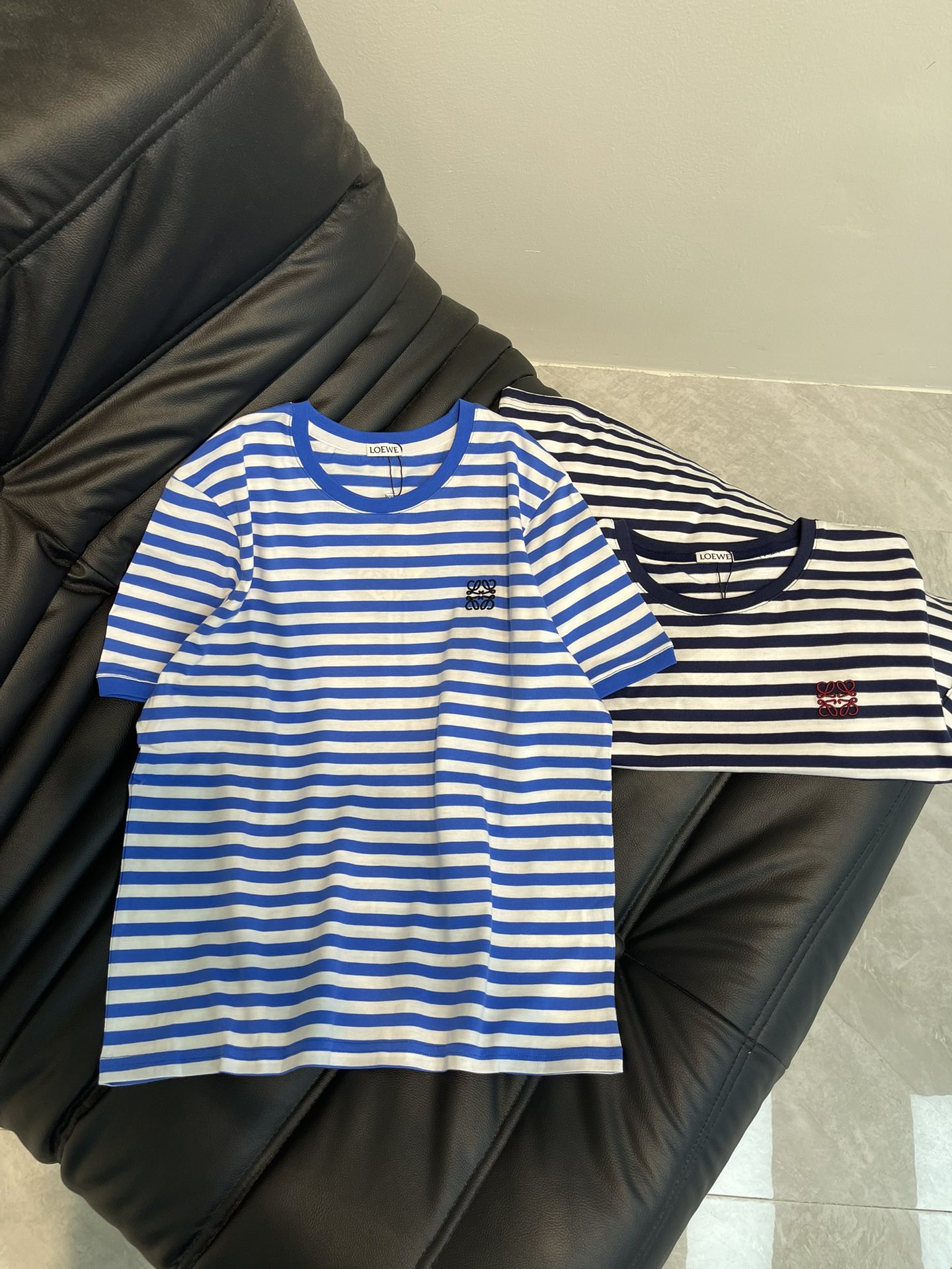 NO:308647,Loew*25 spring and summer new striped embroidery logo short-sleeved T-shirt, haute couture fabric, skin-friendly, breathable and comfortable, iconic classic embroidery design, striped design, age-reducing girl, classic style versatile and not picky, versatile items, high quality √ high version √ three-standard complete √ blue navy SML,,loewe, T-shirt,tees, t-shirt,alexander wang19860909Loew*25春夏新款条纹刺绣logo短袖T恤 高定面料 亲肤透气舒适 标志性经典刺绣设计 条纹设计减龄少女 经典版型百搭不挑人 百搭单品 高品质√高版本√三标齐全√ 蓝色 藏青色 SML,,loewe,T-shirt,tees，t-shirt,alexander wang,Women's clothing