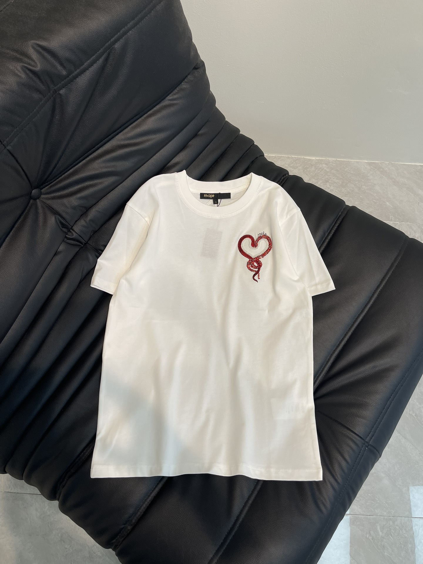 NO:308644,Maj*25 Spring and Summer Snake Year Limited New Product Love Snake Short-Sleeve T-shirt Customized YB cotton material Breathable and comfortable Full texture Regular version T-shirt cutting Exquisite nail drill hand-sewn highlights the brand style Slimming visual effect Classic color matching creates a personalized style Full of creativity Brand high-end design sense Full of unique wear and stylish Customized surface accessories High-end SML, T-shirt,tees, t-shirt,alexander wang19860909Maj*25春夏蛇年限定新品爱心蛇形短袖T恤 定制YB棉材质 透气舒适 质感十足 常规版型T恤裁剪 精致钉钻手工缝制 凸显品牌格调 显瘦视觉效果 经典配色打造个性风格 充满创意 品牌高级设计感拉满 单穿内搭都出彩时髦 定制面辅料 高版本SML,,T-shirt,tees，t-shirt,alexander wang,Women's clothing