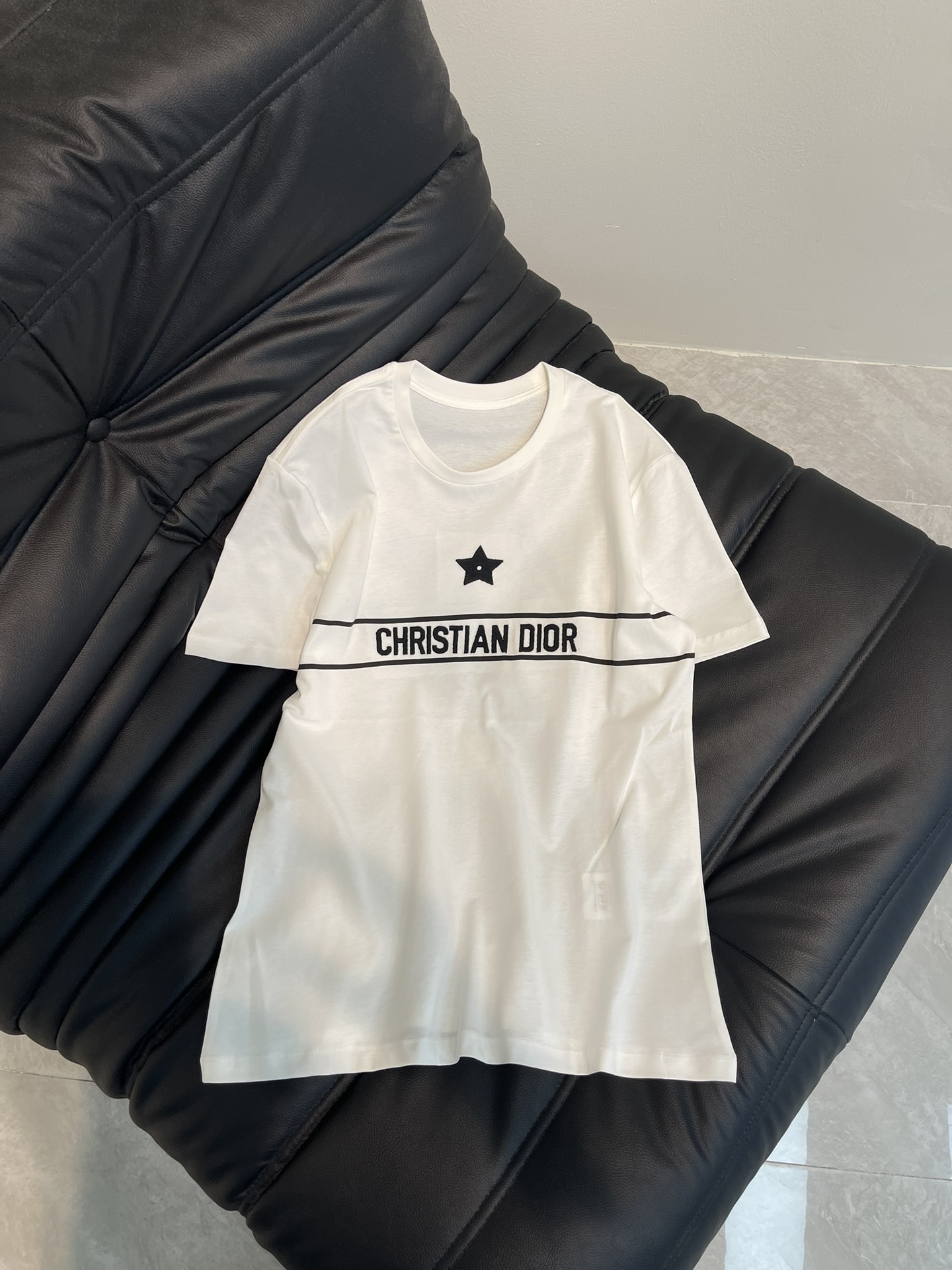 NO:308646,Dio*25 new five-pointed star letter embroidered round neck short-sleeved T-shirt. This T-shirt pays tribute to sports style elements and highlights the high-order spirit of Dio*. It is carefully crafted from white cotton jersey fabric, and the front is decorated with Christian Dio* logo bar pattern and lucky stars. It can be worn with all kinds of items, suitable for all seasons. It is loose and small silhouette, and the overall cut is very smooth. This T-shirt is fashionable and fashionable no matter how you wear it, and there is no pressure to attend any occasion!  SML, dior, T-shirt,tees, t-shirt,alexander wang19860909Dio*25新款五角星字母刺绣圆领短袖T恤.这款T恤致敬运动风格元素,彰显 Dio* 的高订精神.采用白色棉质平纹针织面料精心制作,正面饰以 Christian Dio* 标志条形图案和幸运星星.可与各式单品搭配穿着,四季皆宜.宽松小廓形,整体剪裁非常流畅,这款T恤怎么穿都洋气时髦,出席任何场合无压力！SML,,dior,T-shirt,tees，t-shirt,alexander wang,Women's clothing