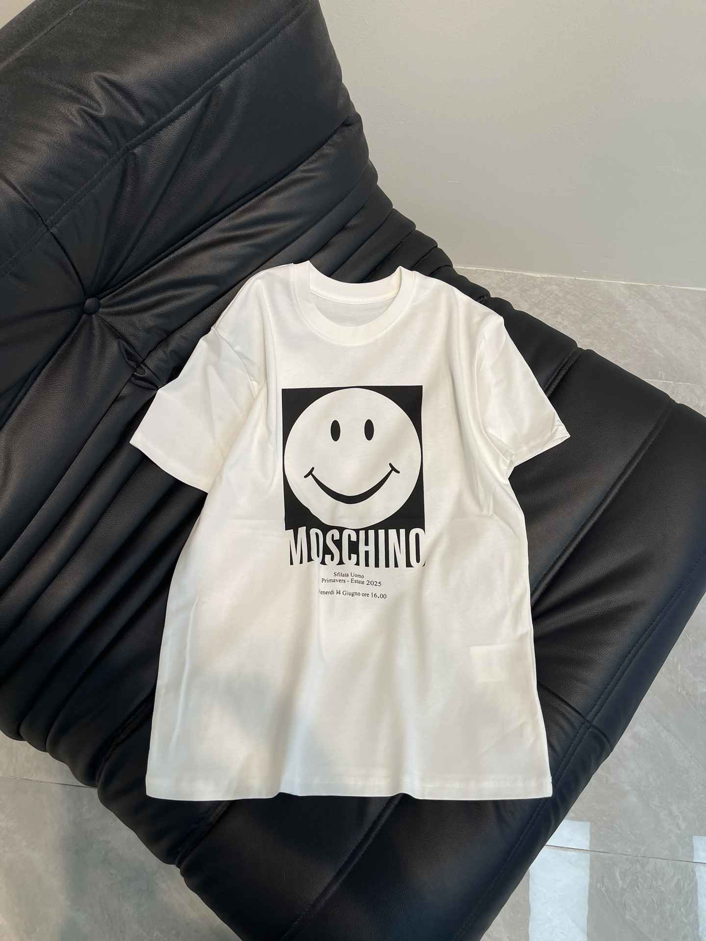 NO:309150,Moschin*25 spring and summer new smiling face printed letter short-sleeved T-shirt. The classic casual style is greatly reduced!  Fashionable essentials. Customized cotton fabric has a great texture!  Whether paired with jeans or casual pants, you can easily create a casual and fashionable look. SML A, jeans, T-shirt, tees, t-shirt, alexander wang19860909Moschin*25春夏新款笑脸印花字母短袖T恤.经典休闲版型巨减瘦！时髦必备单品.定制棉质面料质感超赞！无论是搭配牛仔裤还是休闲裤,都能轻松打造出随性又时尚的造型.SML A,,jeans,T-shirt,tees，t-shirt,alexander wang,Women's clothing