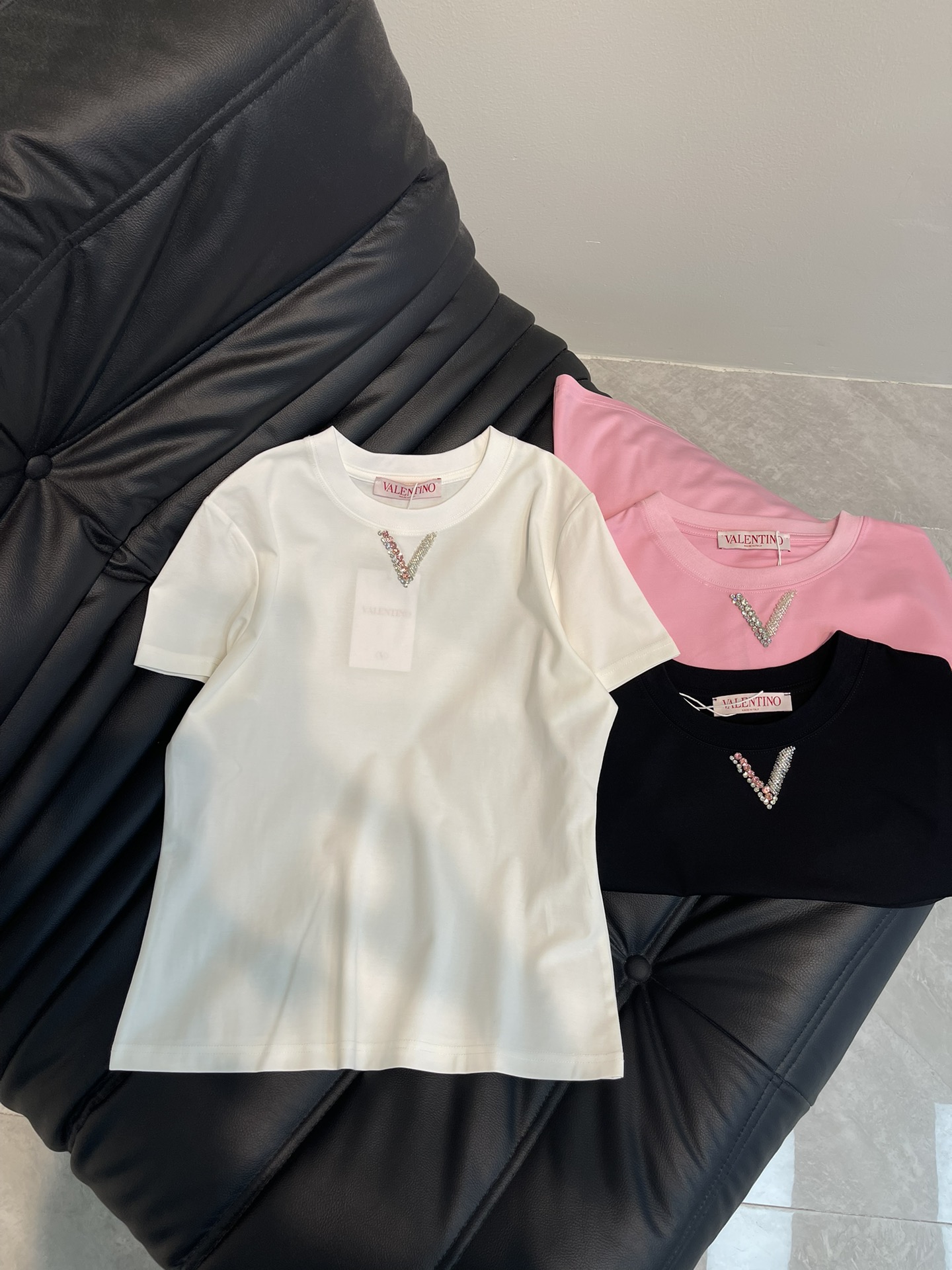 NO:308630,Val*25 spring and summer new heavy industry V-shaped beaded diamond-inlaid short-sleeved T-shirt. It uses mercerized cotton fabric with soft and delicate texture, simple and versatile, and reduces age-reducing temperament!  The body shape is comfortable and beautiful!  Very suitable for summer wear.S-XXL, T-shirt,tees,t-shirt,alexander wang19860909Val*25春夏新款重工V字钉珠镶钻短袖T恤.采用丝光棉面料质感柔软细腻,简约百搭,减龄气质！版型修身上身效果舒适好看！非常适合夏日穿着.S-XXL,,T-shirt,tees，t-shirt,alexander wang,Women's clothing