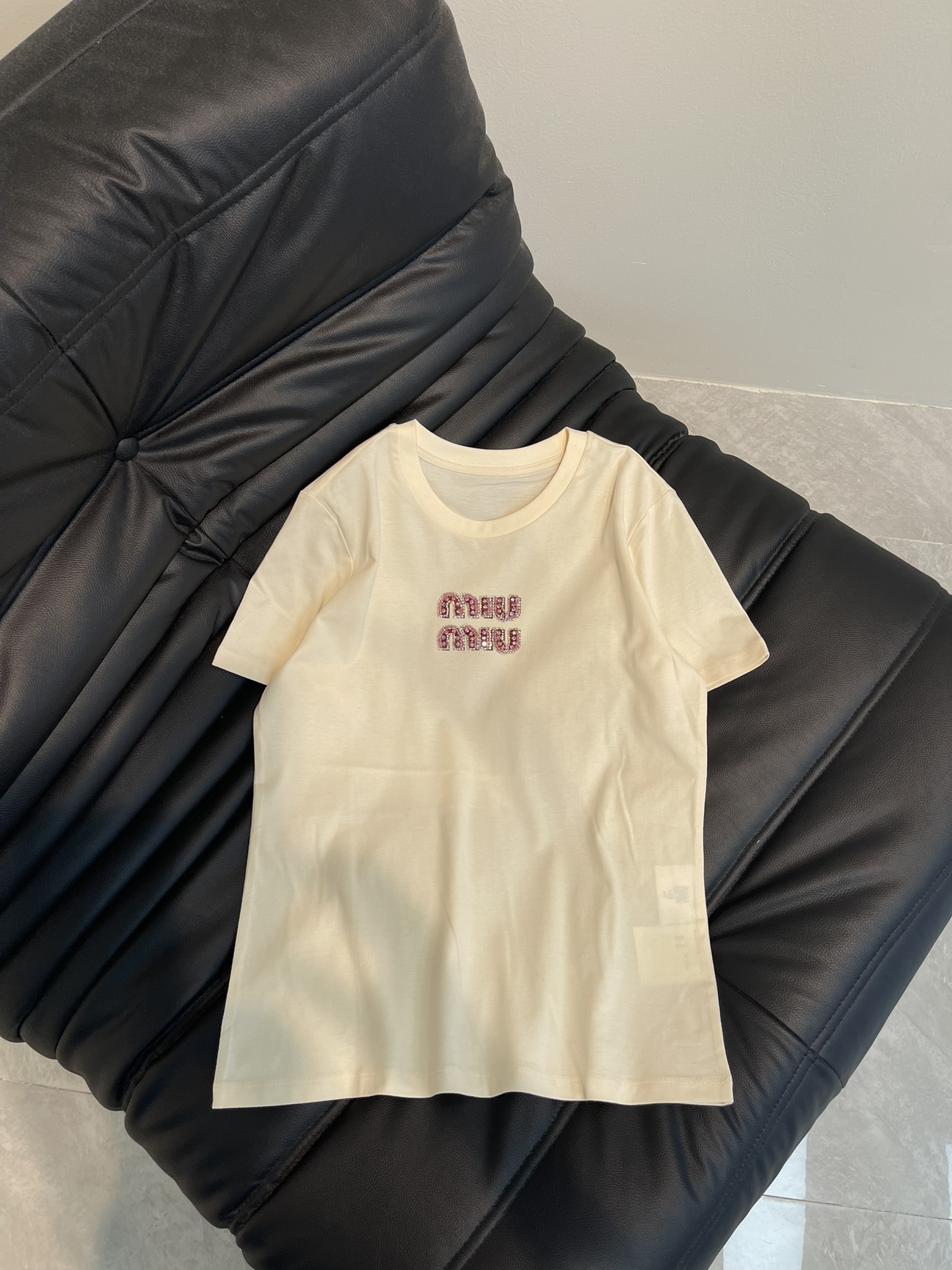 NO:308623,Miumi* 25 Spring and Summer New Handmade Beaded Decorative Letter Round Neck Short Sleeve T-shirt!  The three-dimensional nail drill letter logo on the chest, the daily private server style of the famous lady, really grasps the sense of wealth and girl. The rhinestone elements are always lively and noble, and they look good when they are matched casually!  SML, miumiu, T-shirt,tees, t-shirt,alexander wang19860909Miumi* 25春夏新款手工钉珠装饰字母圆领短袖T恤！胸前立体钉钻字母标识logo,名媛大小姐日常私服款,真是把富贵少女感拿捏住了,水钻元素永远灵动贵气,随意搭配都好看！SML,,miumiu,T-shirt,tees，t-shirt,alexander wang,Women's clothing