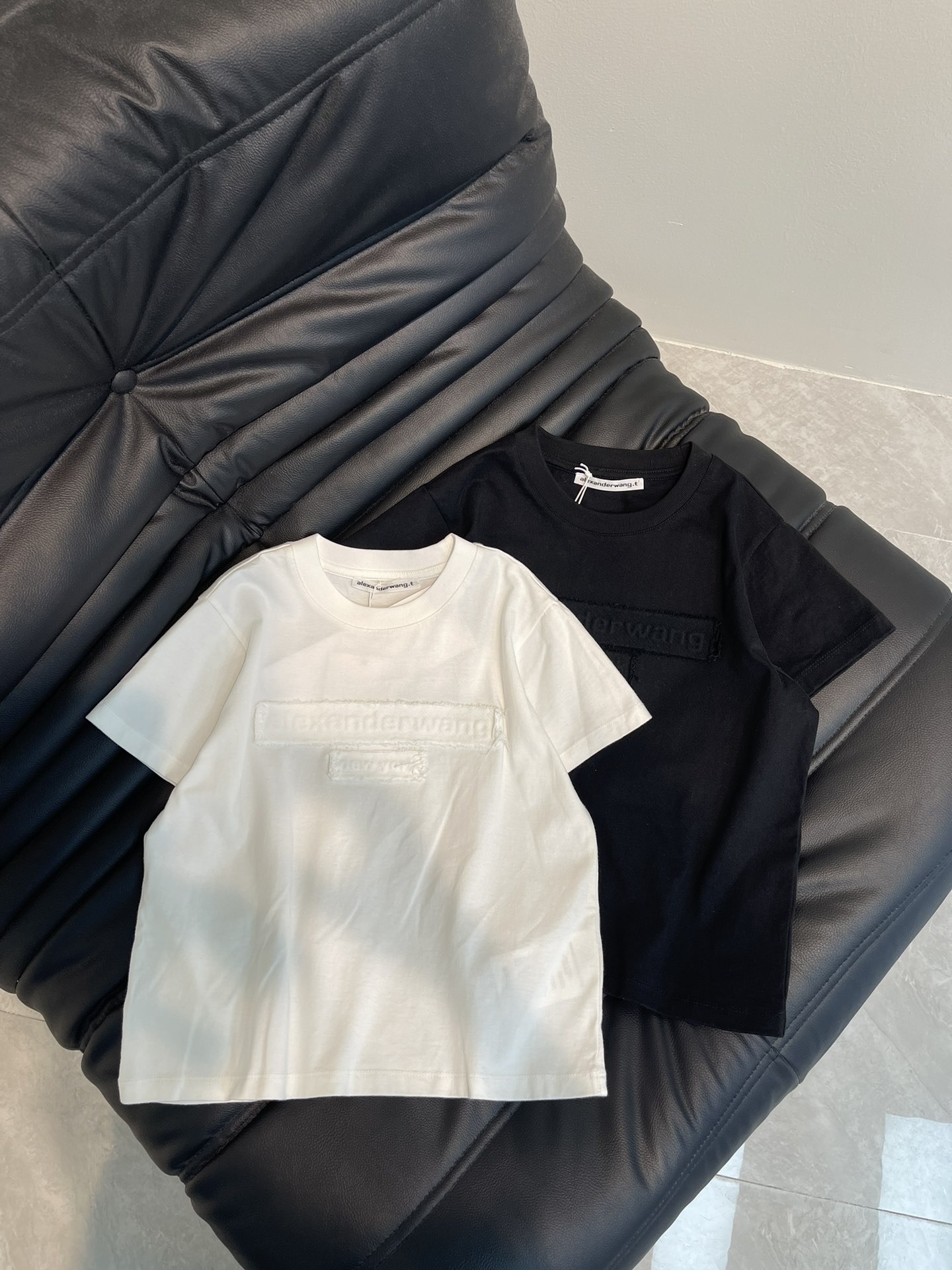 NO:308629,Alexand*r wang king 25 spring and summer new style three-dimensional relief letter patch short-sleeved T-shirt!  Short T-shirt cut to highlight the brand style Made of gram-weight pure cotton with a slight elasticity Presents a slim visual effect Relief letter pattern on the chest Appears in three-dimensional form The brand is slack and fashionable. Classic black and white refreshing and refreshing colors are available to create a personalized style full of creativity SML, alexander wang,T-shirt,tees,t-shirt,alexander wang19860909Alexand*r wang大王25春夏新款 立体浮雕字母贴布短袖T恤！短款T恤裁剪 凸显品牌格调 采用克重纯棉制成 略带有弹力 呈现显瘦视觉效果 胸前浮雕字母图案 以立体形式出现 品牌松弛时尚感立现 经典黑白清爽感两色可选 打造个性风格 充满创意 SML,,alexander wang,T-shirt,tees，t-shirt,alexander wang,Women's clothing