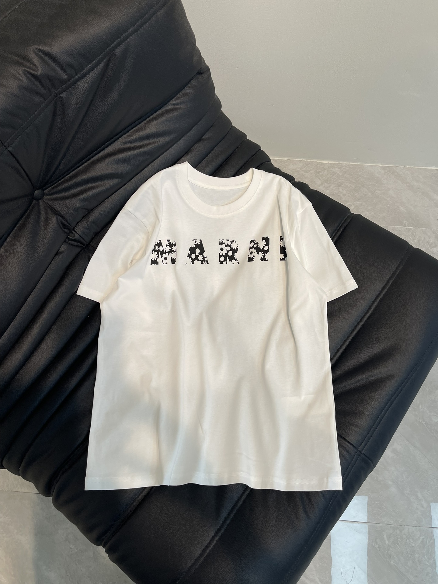 NO:309153,Marn* 25 spring and summer new style, small daisy letter printed round neck short-sleeved T-shirt丨Exclusive high-end production!  The photogenic and fashionable T-shirt is here!  The refreshing and playful tee is so beautiful, and the fashionable and unique print is full of design. The small high round neck highlights the fashionable atmosphere and slim fit style. An irresistible small item!  Huge slimming!  Big recommendation!  I really let a hundred hearts go!  SML, marni, T-shirt,tees, t-shirt,alexander wang19860909Marn* 25春夏新款 小雏菊字母印花圆领短袖T恤丨独家高版出品！贼上镜又时髦的T恤来啦！清爽又俏皮的tee也太好看啦洋气独特的印花 设计感满满 小高圆领突出时髦氛围感修身的版型 无法抗拒的小单品！巨巨巨显瘦！重磅推荐！真的放一百个心冲了！ SML,,marni,T-shirt,tees，t-shirt,alexander wang,Women's clothing