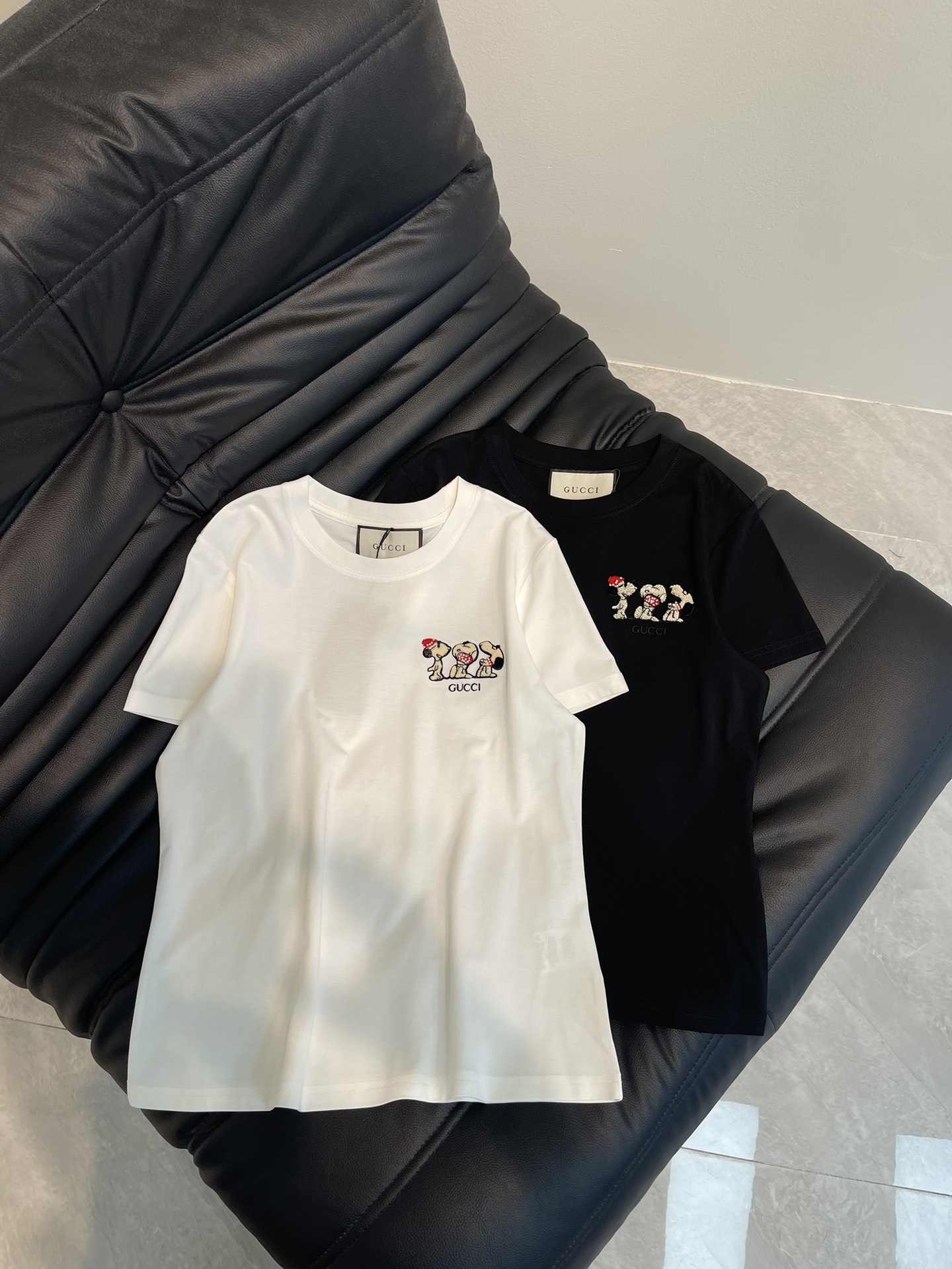 NO:308624,Gucc*25 spring and summer new heavy industrial embroidered puppy short-sleeved T-shirt. It uses mercerized cotton fabric with soft and delicate texture, simple and versatile, and reduces age-reducing temperament!  The body shape is comfortable and beautiful!  Very suitable for summer wear.S-XXL, gucci, T-shirt,tees, t-shirt,alexander wang19860909Gucc*25春夏新款重工刺绣小狗短袖T恤.采用丝光棉面料质感柔软细腻,简约百搭,减龄气质！版型修身上身效果舒适好看！非常适合夏日穿着.S-XXL,,gucci,T-shirt,tees，t-shirt,alexander wang,Women's clothing