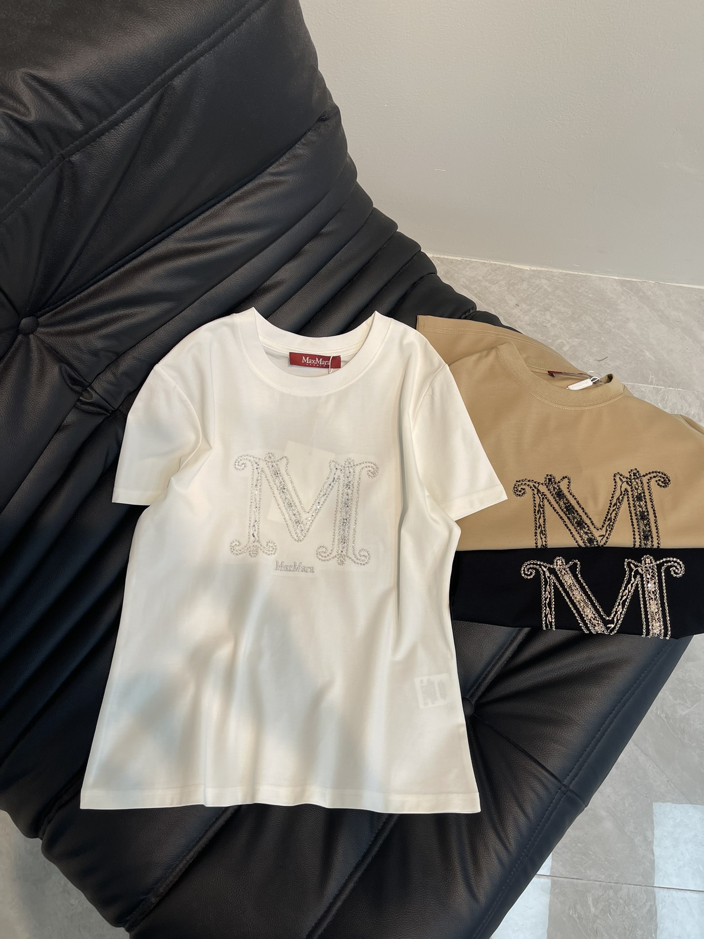 NO:308627,Maxmar 25 spring and summer new heavy industry M-shaped bead piece embroidered short-sleeved T-shirt. It uses mercerized cotton fabric with soft and delicate texture, simple and versatile, and reduces age-reducing temperament!  The body shape is comfortable and beautiful!  Very suitable for summer wear.S-XXL AA,,T-shirt,tees,t-shirt,alexander wang19860909Maxmar25春夏新款重工M字珠片刺绣短袖T恤.采用丝光棉面料质感柔软细腻,简约百搭,减龄气质！版型修身上身效果舒适好看！非常适合夏日穿着.S-XXL AA,,T-shirt,tees，t-shirt,alexander wang,Women's clothing