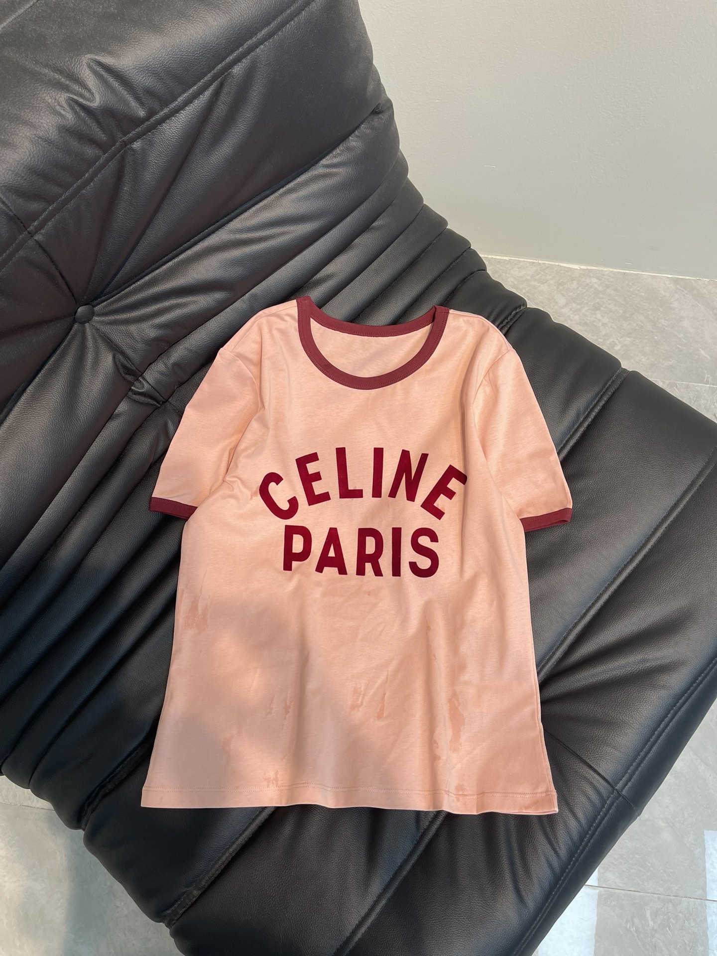 NO:309645,Celin*25 spring and summer new classic letter flocking printed short-sleeved T-shirt with flocking letter pattern on chest regular style versatile wear neckline cuff contrast thread design fashionable and full of design sense imported pure cotton texture is super delicate girlish style reduces age and fashionable. It looks very good in single wear. Highly recommended casual temperament items S,,celine, T-shirt,tees, t-shirt,alexander wang19860909Celin*25春夏新品经典字母植绒印花短袖T恤 胸前植绒字母图案 常规版型 百搭实穿 领口袖口撞色螺纹设计 时髦又设计感十足 进口纯棉质感超细腻 少女风减龄又时髦 单穿内搭都很好看 强烈推荐休闲气质单品 S,,celine,T-shirt,tees，t-shirt,alexander wang,Women's clothing