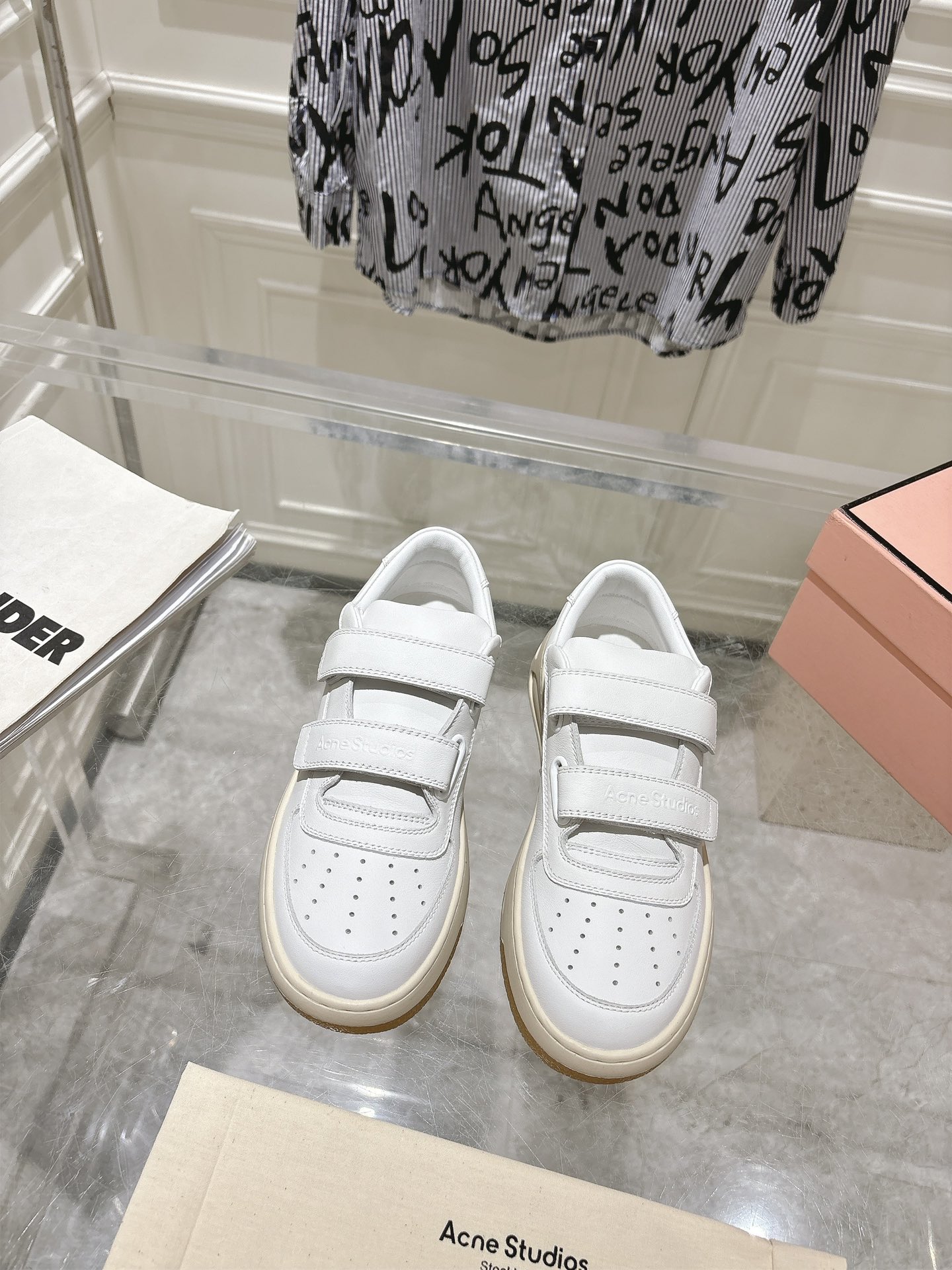 NO:165466,Acne smiley face Velcro white shoes are purchased and developed and created by Zp, all customized materials, exclusive mold opening sole, all details are shipped together, and even the packaging is the same as the genuine one. Size: 35-40, casual shoes/sports shoes, acne studios, sneakers19860909Acne笑脸魔术贴小白鞋整双鞋子采购Zp开发打造,全部定制材料,独家开模大底,细节全部对版出货,连包装也做到跟正品一样.码数:35-40,休闲鞋/运动鞋,acne studios,sneakers,Women's Shoes