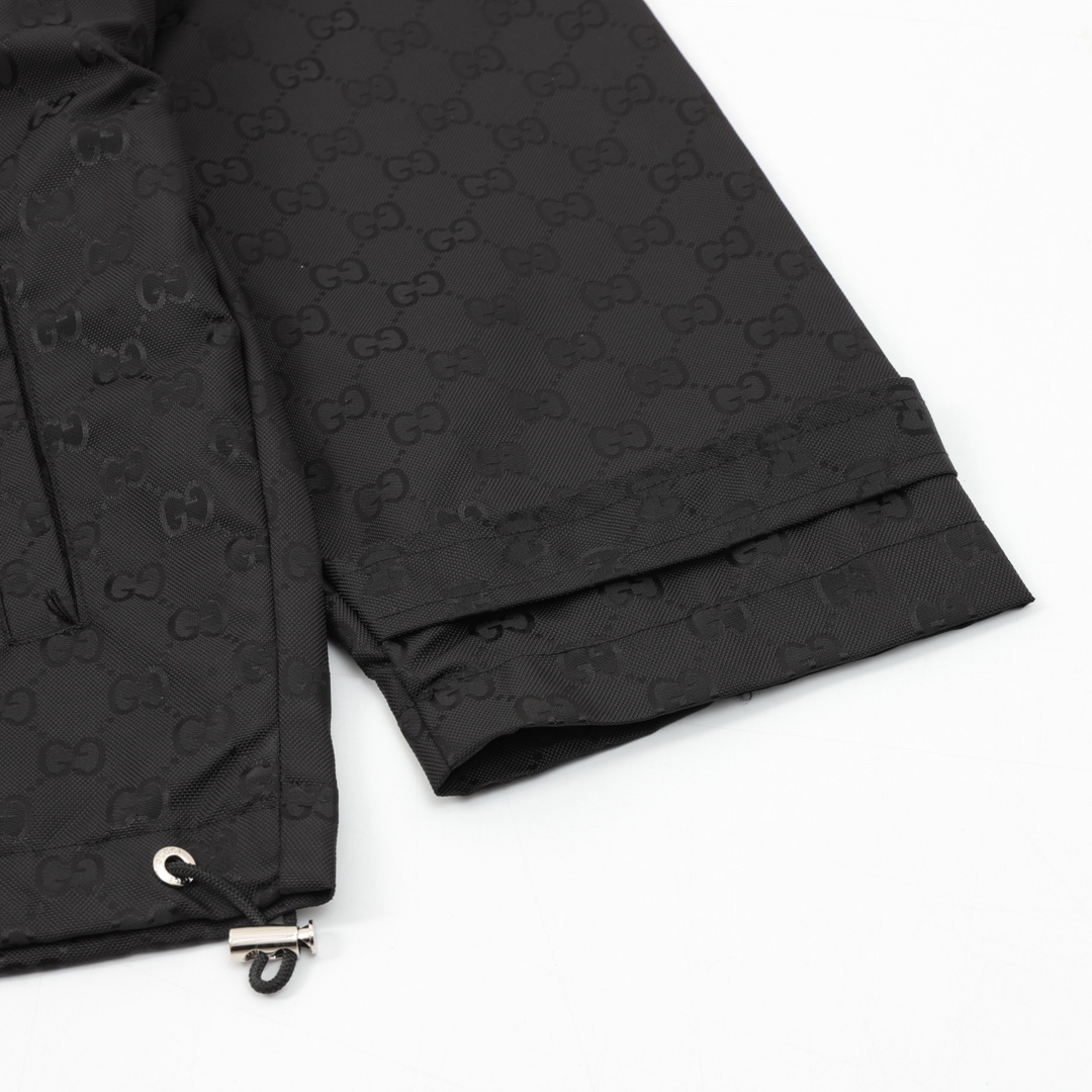GUCCI/古驰 拼接印花LOGO连帽风衣外套 采用黑白面料拼接