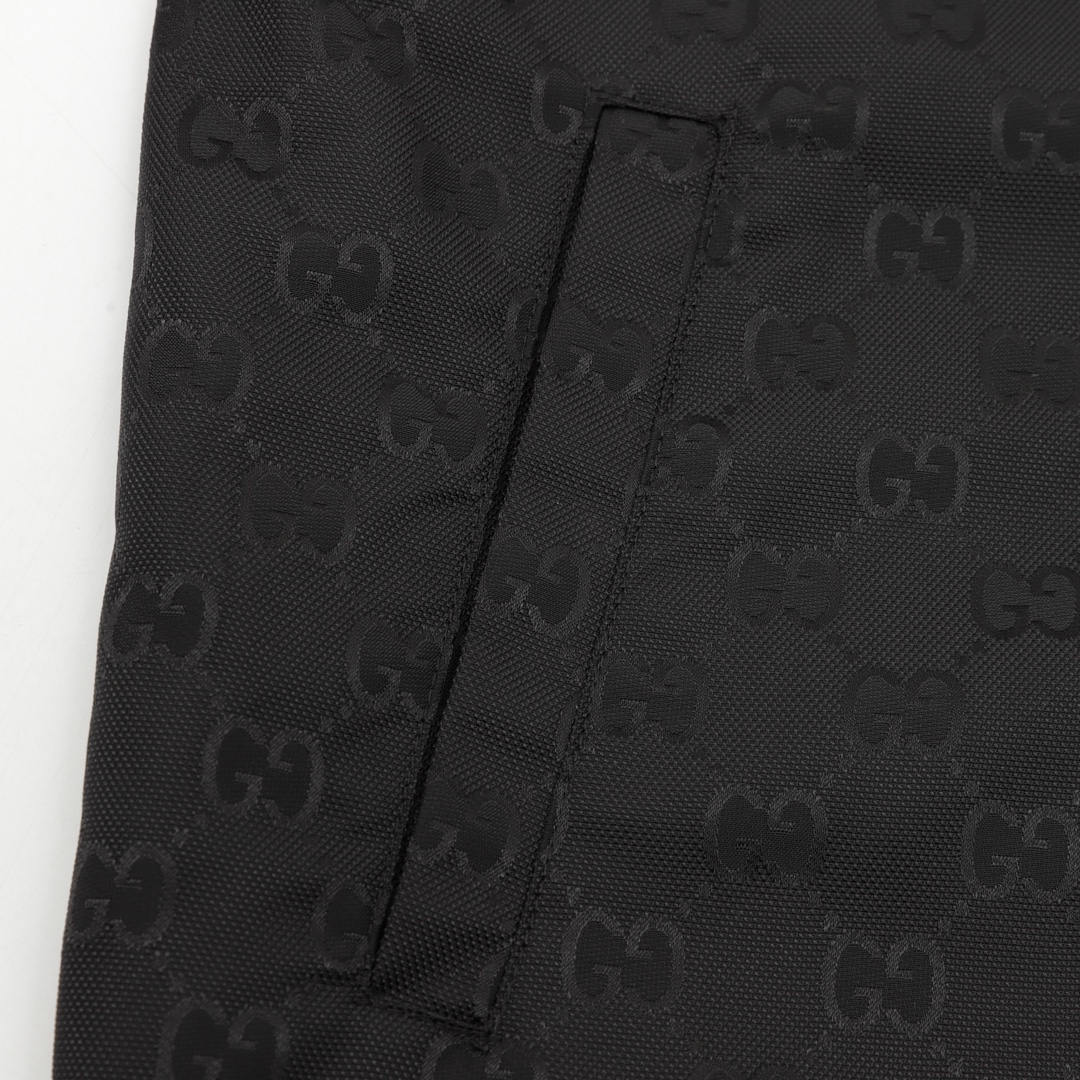 GUCCI/古驰 拼接印花LOGO连帽风衣外套 采用黑白面料拼接