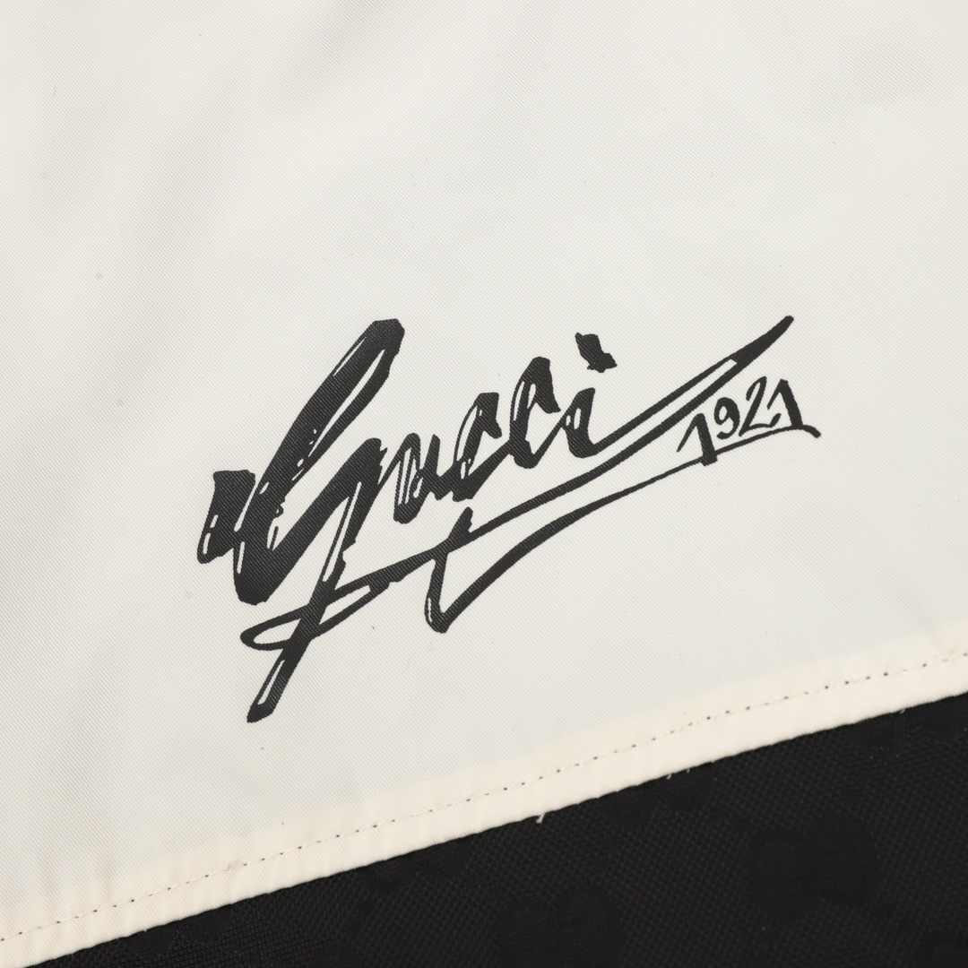 GUCCI/古驰 拼接印花LOGO连帽风衣外套 采用黑白面料拼接