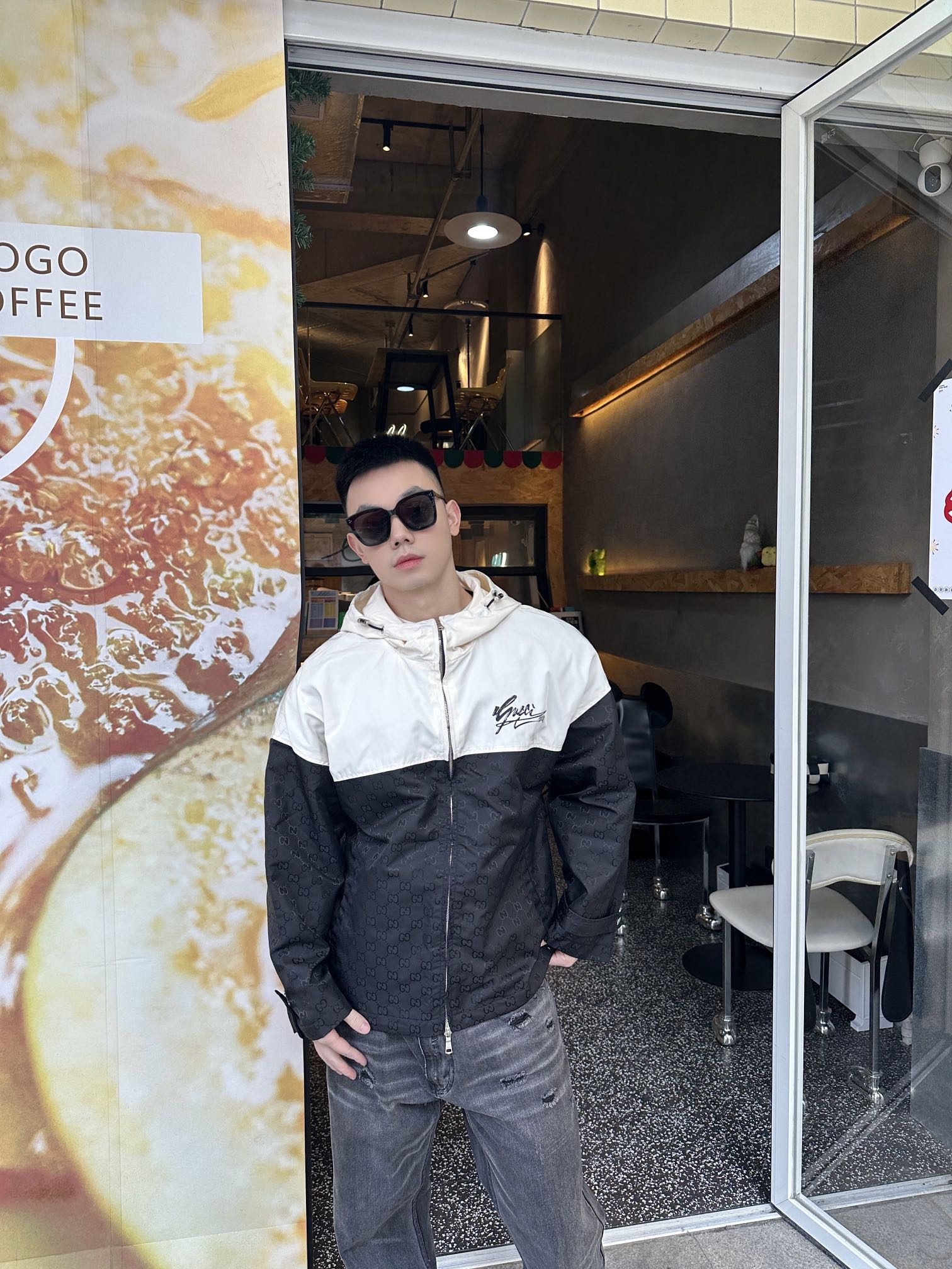 GUCCI/古驰 拼接印花LOGO连帽风衣外套 上身效果#