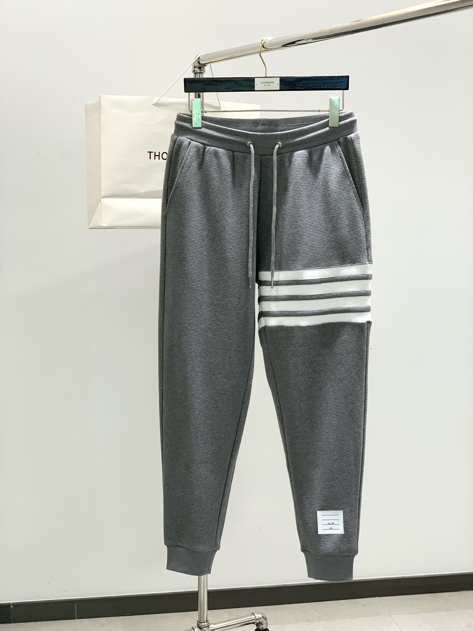 NO:119713,Colors of navy blue, gray. Clothes, pants P, Tom Browne. The latest products in spring, available for sale at the same time in the counter, original orders, fashionable casual suits, and very distinctive on the upper body!  Eye-catching and highlighted, imported original fabric, skin-friendly and breathable, top-level printing craft letter pattern logo, simple but fashionable, extremely high-end, handsome upper body, 1-5, thom browne, tom ford, alexander wang19860909颜色藏青,灰色 衣服,裤子P,Tom Browne 汤姆.布朗,春季最新品,专柜同步有售,原单狠货,时尚休闲套装,上身很有特点！吸睛而有亮点,进口原版面料,亲肤透气,顶级印花工艺字母图案logo,简单而不失时尚,档次极高,上身帅到爆,码数1-5,,thom browne,tom ford,alexander wang,Men's clothing