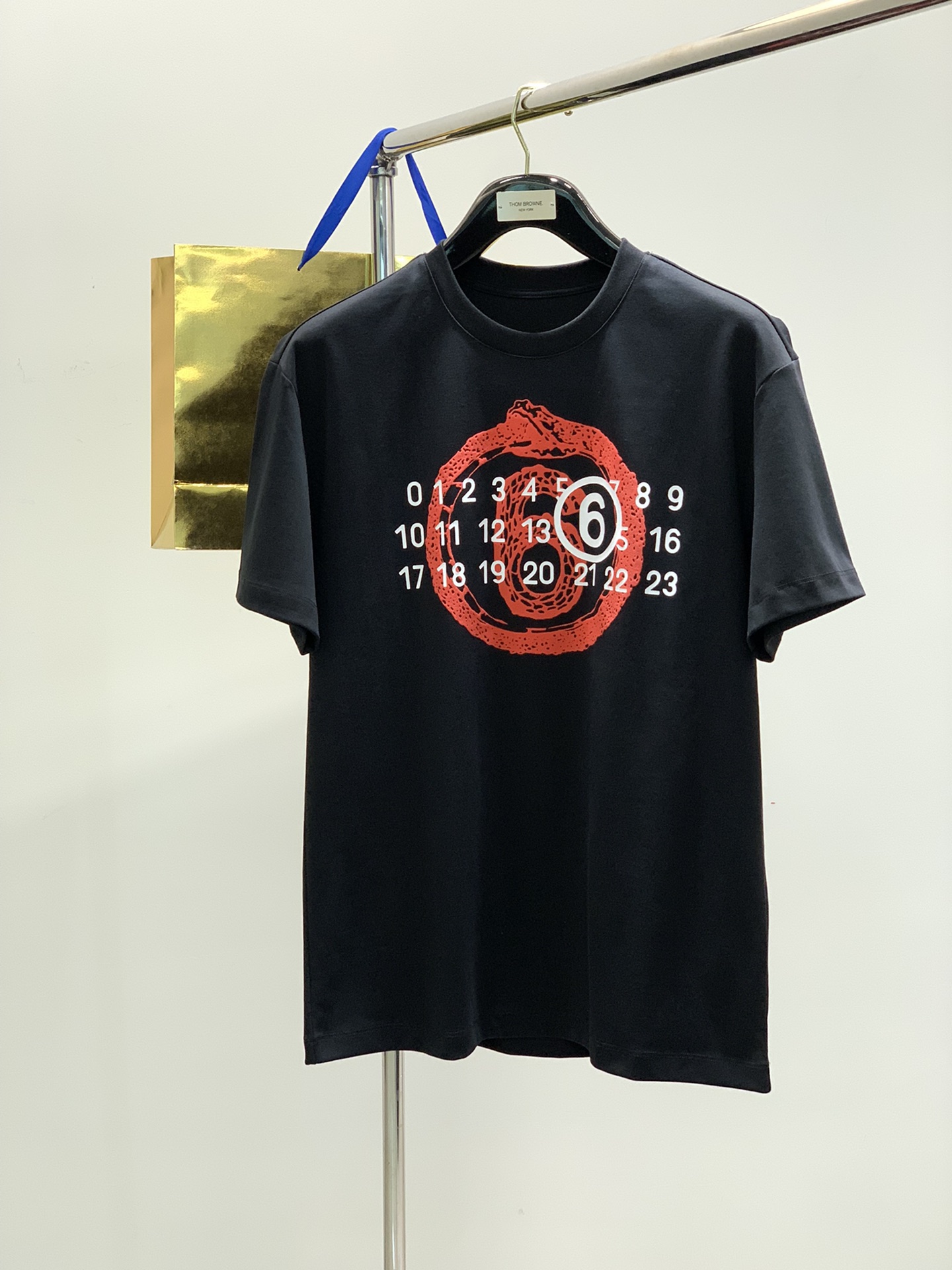 NO:121098,,Maison Margiela, the latest product in 2025 summer, available at the counter at the same time, original single ruthless goods, fashionable and casual round neck short-sleeved T-shirt, comfortable upper body!  It is eye-catching and has highlights. It uses imported original fabrics and top-grade printed craft letter pattern logo. It is simple but not lacks fashion, and the upper body is very handsome!  2 colors recommendation, code number M-XXXL,,masion margiela,T-shirt,tees,t-shirt,alexander wang19860909,Maison Margiela马吉拉,2025夏季最新品,专柜同步有售,原单狠货,时尚休闲圆领短袖T恤,上身舒适！吸睛而有亮点,采用进口原版面料,顶级印花工艺字母图案logo,简单而不失时尚,上身帅气十足！2色推荐,码数M-XXXL,,masion margiela,T-shirt,tees，t-shirt,alexander wang,Men's clothing