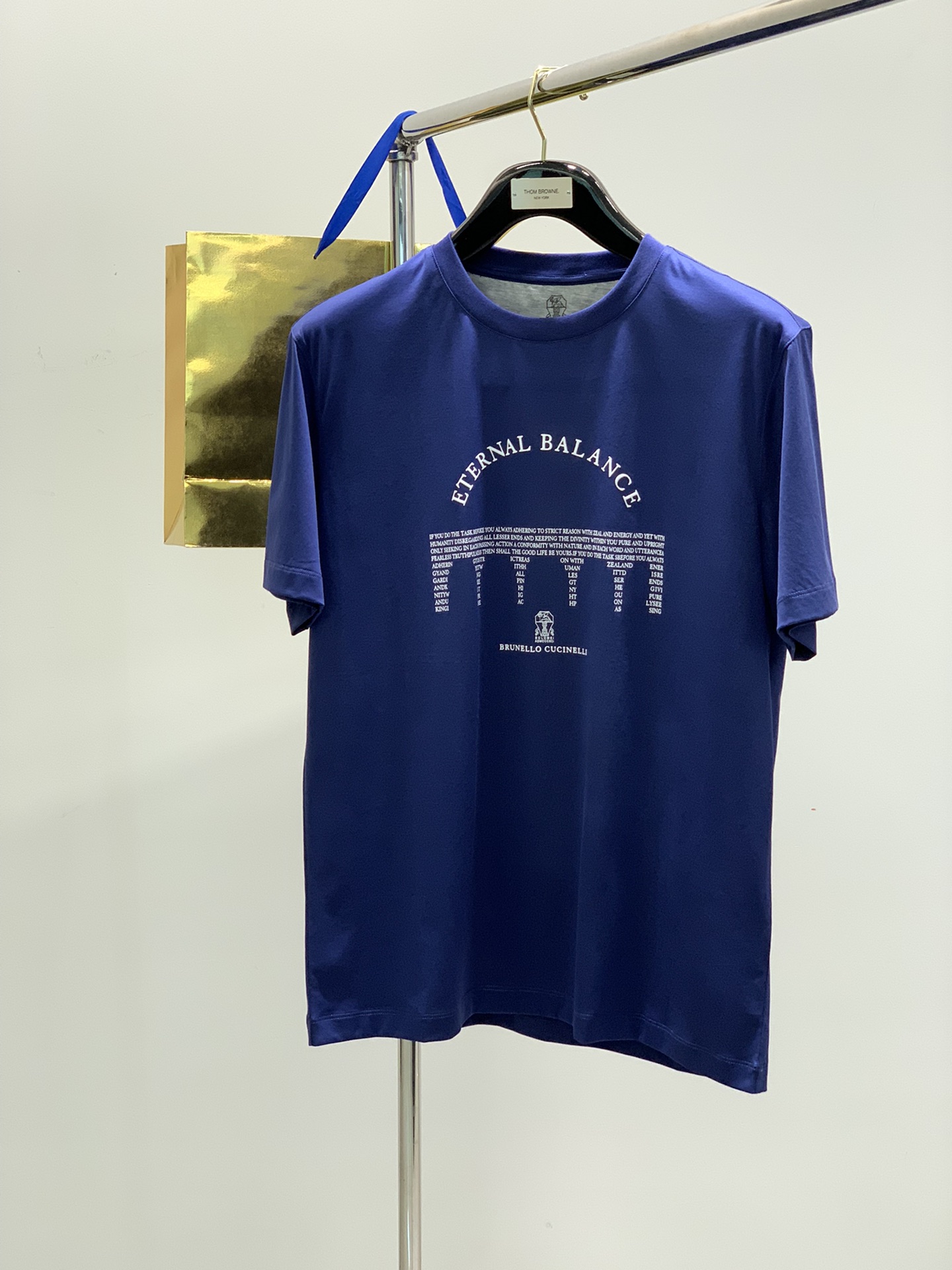 NO:119716,, Italian god lion, fashion brand, new summer products, fashionable and casual round neck short-sleeved T-shirt, special counters are available at the same time, original singles are made, imported original fabric, unique design, elegant and high-end color matching, remarkable details in the interior, top printing craft pattern logo, extremely high grade, comfortable and breathable, handsome upper body, 3 colors recommendation, code number M-3XL,, T-shirt,tees, t-shirt,alexander wang19860909,意大利神狮,时尚品牌,夏季新品,时尚休闲圆领短袖T恤,专柜同步有售,原单狠货,采用进口原版面料,独特设计,配色高雅高级,内里细节可圈可点,顶级印花工艺图案logo,档次极高,舒适透气,上身帅气,3色推荐,码数M-3XL,,T-shirt,tees，t-shirt,alexander wang,Men's clothing