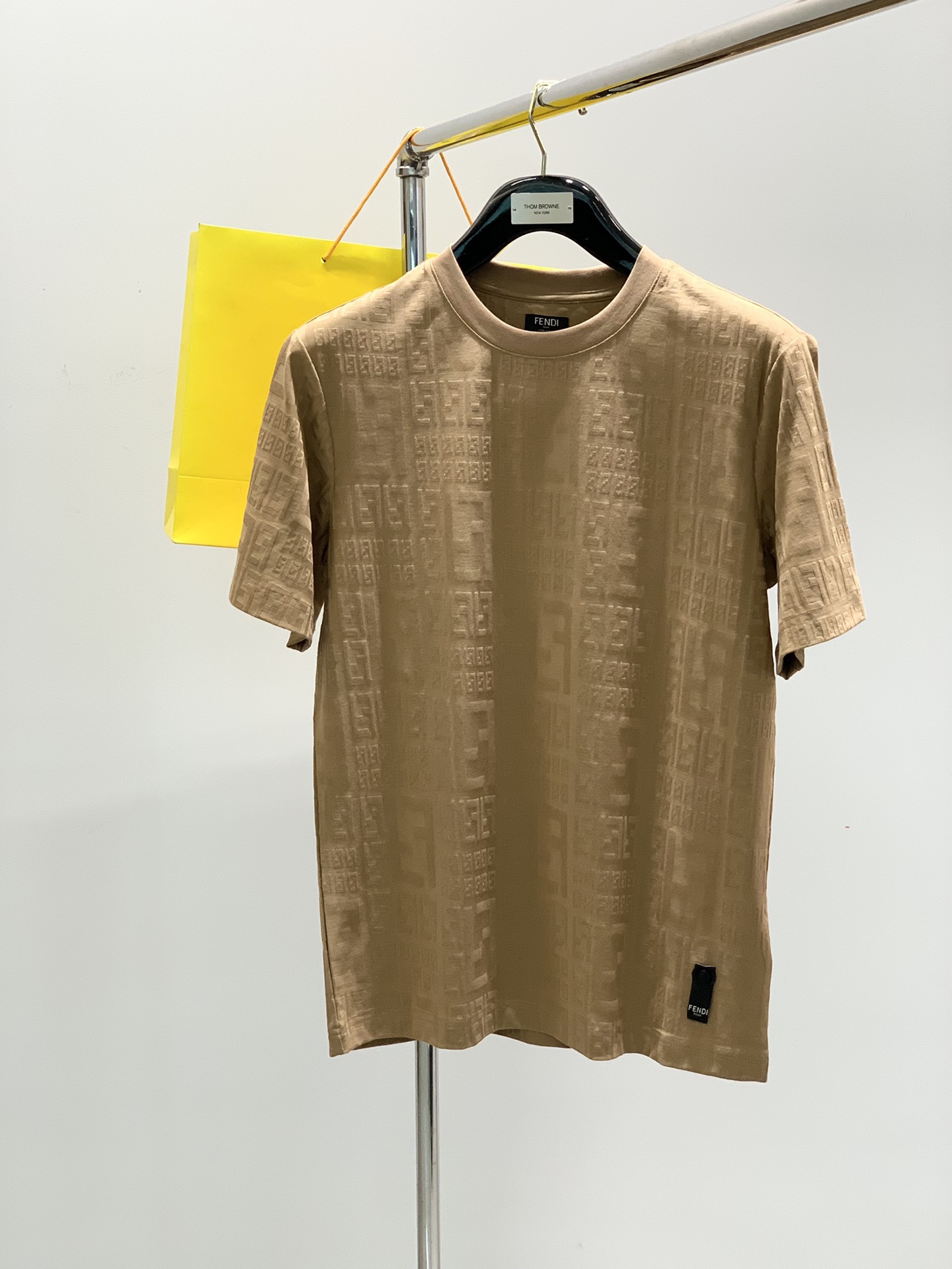 NO:119709,,FENDI Fendi, the latest summer products, special counters are available at the same time, original singles, casual and fashionable round neck short-sleeved T-shirt, imported original fabric, top jacquard craft letter pattern logo, unique design, comfortable and breathable upper body, extremely high grade, handsome upper body, 3 colors recommendation, code number M-3XL,,fendi,fendi,T-shirt,tees,t-shirt,alexander wang19860909,FENDI 芬迪,夏季最新品,专柜同步有售,原单狠货,休闲时尚圆领短袖T恤,进口原版面料,顶级提花工艺字母图案logo,独特设计,上身舒适透气,档次极高,上身帅气十足,3色推荐,码数M-3XL,,fendi,fendi,T-shirt,tees，t-shirt,alexander wang,Men's clothing