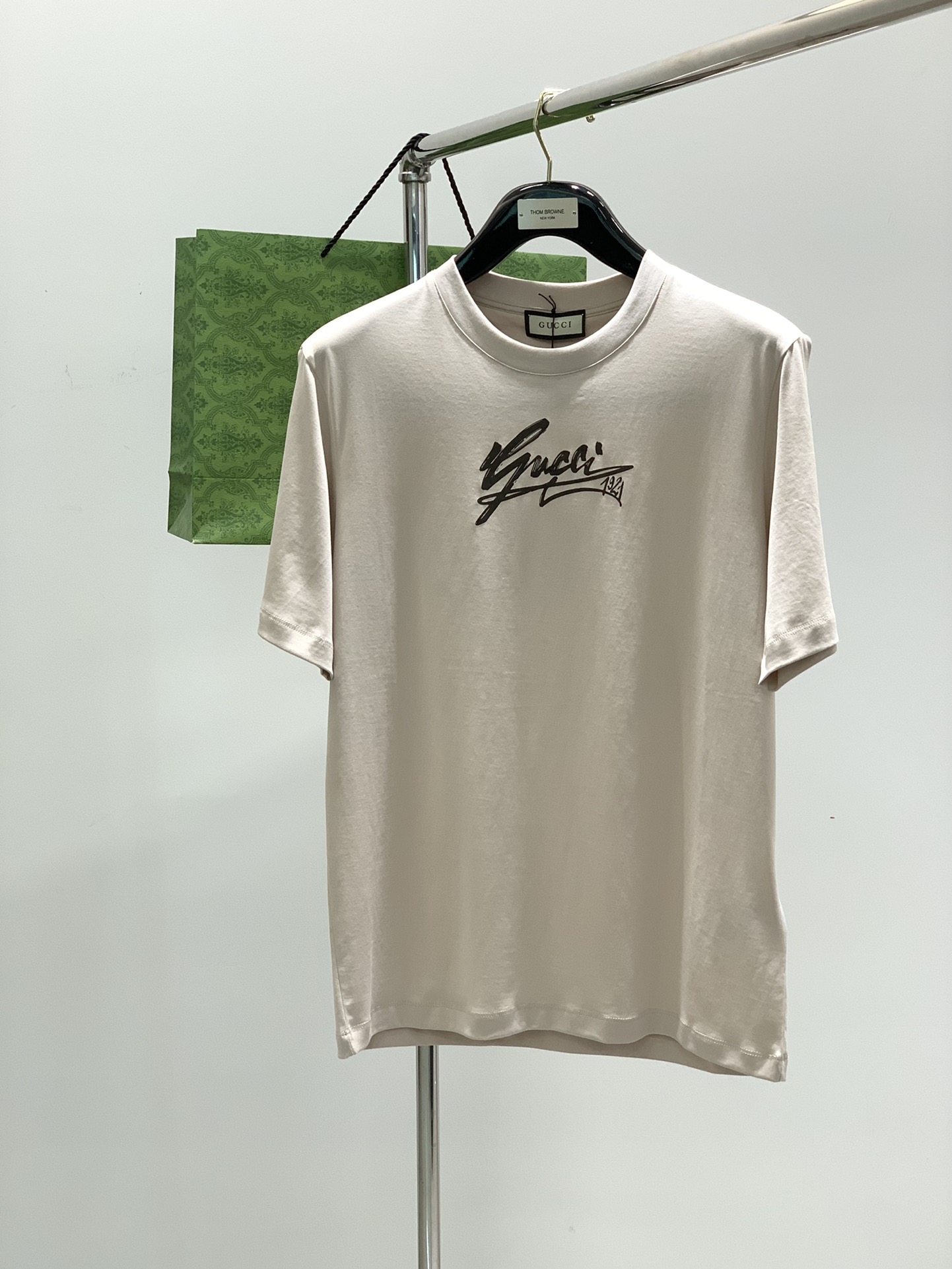 NO:121090,,Gucci, the latest model for summer 2025, available at the counter at the same time, original single product, fashionable and casual round neck short-sleeved T-shirt, very distinctive on the upper body!  Eye-catching and highlighted, imported original fabric, top-level printing craft letter pattern decorative logo, simple but not lacking in fashion, classic and atmospheric, comfortable and breathable, handsome and stylish on the upper body, 2 colors recommended, code number M-3XL, gucci, gucci, T-shirt, tees, t-shirt, alexander wang19860909,Gucci 古驰,2025夏季最新款,专柜同步有售,原单狠货,时尚休闲圆领短袖T恤,上身很有特点！吸睛而有亮点,进口原版面料,顶级印花工艺字母图案装饰Logo,简单而不失时尚,经典大气,舒适透气,上身帅气有型,2色推荐,码数M-3XL,,gucci,gucci,T-shirt,tees，t-shirt,alexander wang,Men's clothing