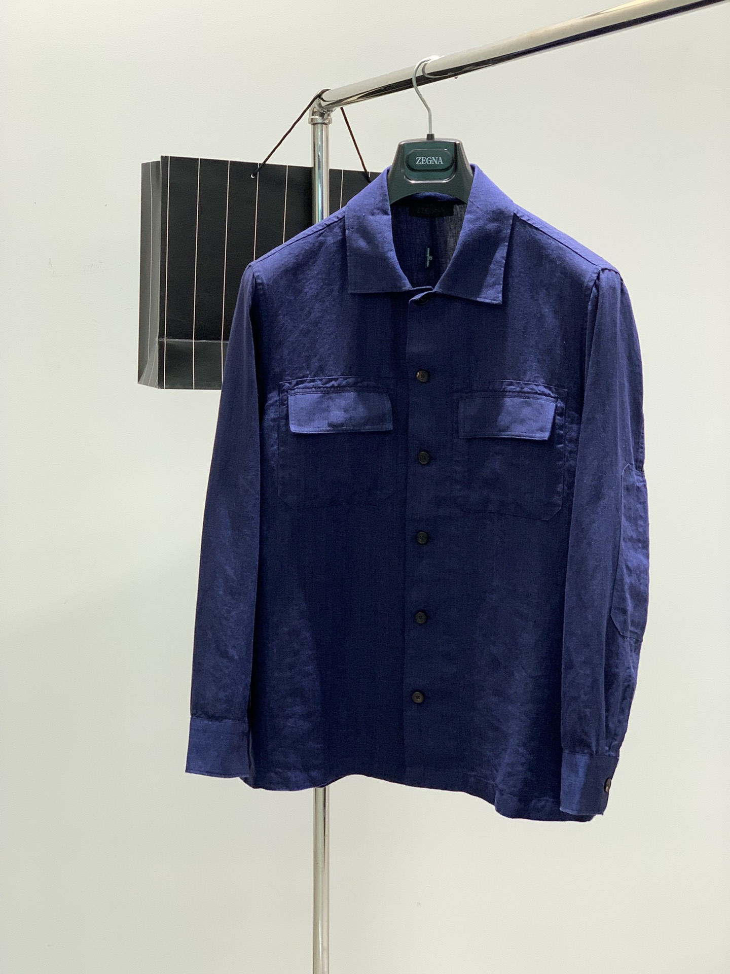 NO:119736,,Jenia Zegna, the latest spring product, available at the counter at the same time, original single product, fashionable casual shirt jacket, imported original fabric, comfortable and breathable, top-grade printing craft letter pattern decorative logo, the upper body is very handsome!  Code number M-2XL, 2 colors recommended, popular products recommended!  ,zegna,jackets & coats,shirts,alexander wang19860909,杰尼亚 Zegna,春季最新品,专柜同步有售,原单狠货,时尚休闲衬衫外套,采用进口原版面料,舒适透气,顶级印花工艺字母图案装饰logo,上身帅气十足！码数M-2XL,2色推荐,爆款推荐！,,zegna,jackets & coats,shirts,alexander wang,Men's clothing