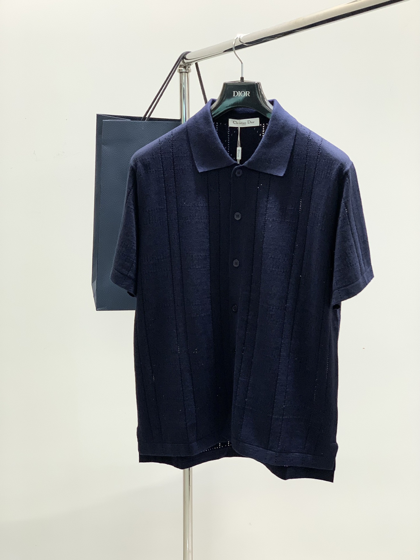 NO:119718,,Dior Dior, new spring and summer products, available at the same time for counters, simple and fashionable casual knitted lapel short-sleeved T-shirt, original imported fabric, comfortable and breathable, top-grade printing craft letter pattern logo, extremely high-end, unique design, fashionable and handsome on the upper body!  2 colors recommended, code number M-2XL, dior, dior, T-shirt, tees, t-shirt, alexander wang19860909,Dior 迪奥, 春夏新品,专柜同步有售,简约时尚休闲针织翻领短袖T恤,原版进口面料,舒适透气,顶级印花工艺字母图案logo,档次极高,独特设计,上身时尚帅气！2色推荐,码数M-2XL,,dior,dior,T-shirt,tees，t-shirt,alexander wang,Men's clothing