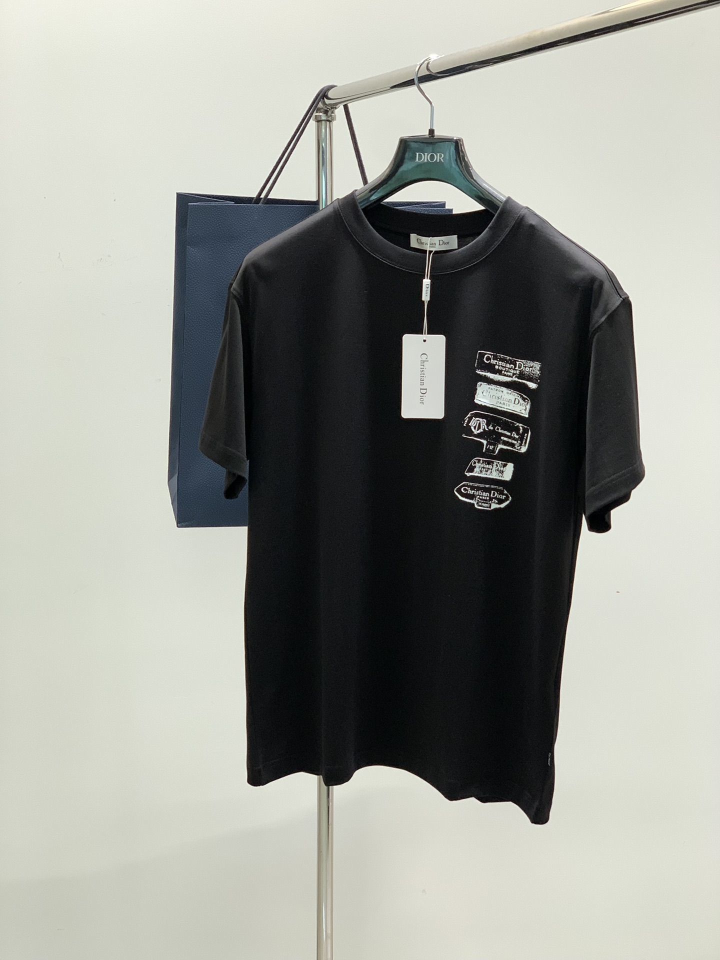 NO:119727,,Dior Dior, new summer products, available at the same time for counters, simple and fashionable casual round neck short-sleeved T-shirt, original imported fabric, comfortable and breathable, top-grade printing craft letter pattern logo, extremely high-end, unique design, fashionable and handsome on the upper body!  3 colors recommendation, code number M-3XL, dior, dior, T-shirt, tees, t-shirt, alexander wang19860909,Dior 迪奥, 夏季新品,专柜同步有售,简约时尚休闲圆领短袖T恤,原版进口面料,舒适透气,顶级印花工艺字母图案logo,档次极高,独特设计,上身时尚帅气！3色推荐,码数M-3XL,,dior,dior,T-shirt,tees，t-shirt,alexander wang,Men's clothing