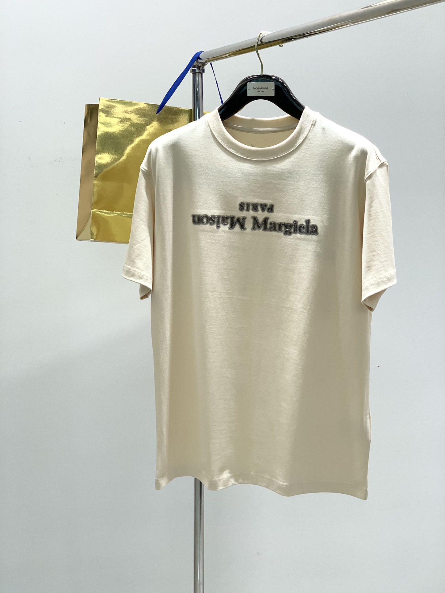 NO:119707,,Maison Margiela, the latest summer products, available at the counter at the same time, original singles, fashionable and casual round neck short-sleeved T-shirt, comfortable on the upper body!  It is eye-catching and has highlights. It uses imported original fabrics and top-grade printed craft letter pattern logo. It is simple but not lacks fashion, and the upper body is very handsome!  2 colors recommended, code number M-3XL,,masion margiela,T-shirt,tees,t-shirt,alexander wang19860909,Maison Margiela马吉拉,夏季最新品,专柜同步有售,原单狠货,时尚休闲圆领短袖T恤,上身舒适！吸睛而有亮点,采用进口原版面料,顶级印花工艺字母图案logo,简单而不失时尚,上身帅气十足！2色推荐,码数M-3XL,,masion margiela,T-shirt,tees，t-shirt,alexander wang,Men's clothing