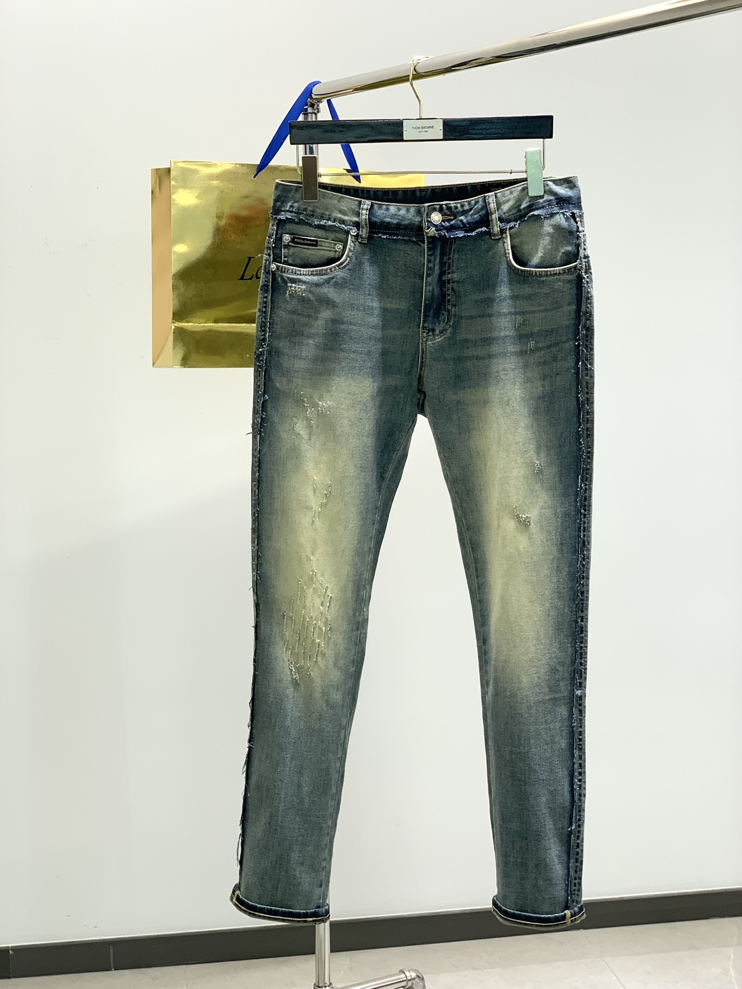 NO:119711,,DOLCE&GABBANA, the latest spring products, the official website counter is available at the same time, original singles, super stylish jeans, customized original washing denim fabric, top-grade printing craft letter pattern logo, original hardware and auxiliary decoration, unique design style, extremely superior jeans, the materials and craftsmanship are extremely luxurious and exquisite, the grade is extremely high, the upper body is handsome and stylish, the number of 29-38, Dolce&Gabbana, Dolce&Gabbana, jeans, alexander wang19860909,DOLCE&GABBANA 杜嘉班纳,春季最新品,官网专柜同步有售,原单狠货,超级有范儿的一款牛仔裤,定制原版水洗牛仔面料,顶级印花工艺字母图案logo,原版五金辅料装饰,独特设计风格,极为翘楚的一款牛仔裤,用料与工艺都极致奢华精湛,档次极高,上身帅气有型,码数29-38,,Dolce&Gabbana,Dolce&Gabbana,jeans,alexander wang,Men's clothing