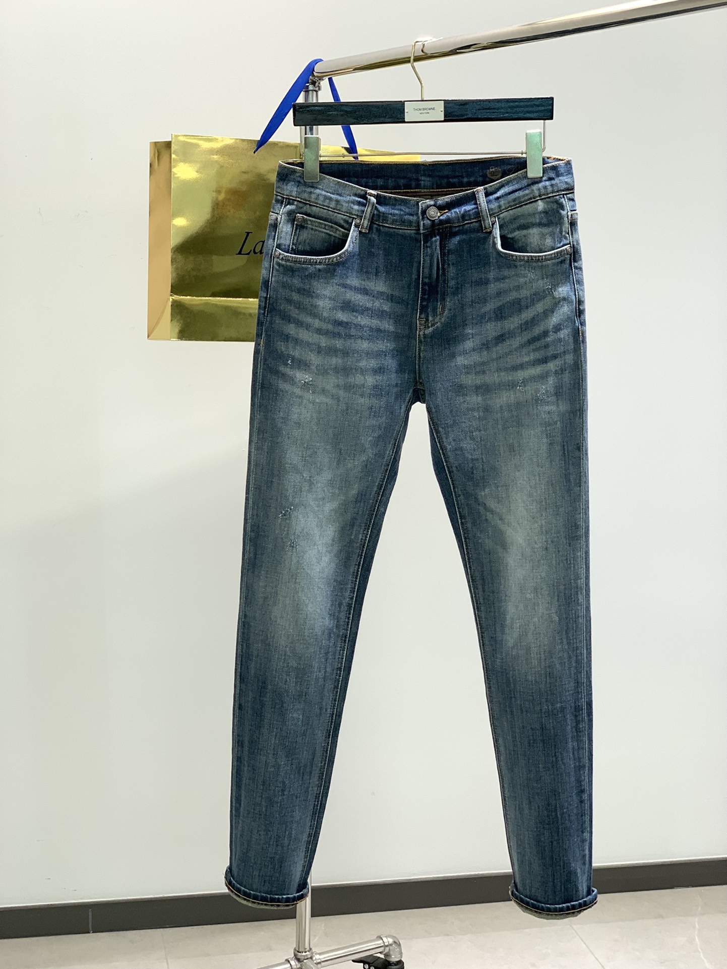 NO:119705,,LP, the latest products in spring, special counters are available at the same time, original singles, fashionable casual jeans, imported original washing fabrics, must-have for trendy men, top-grade embroidery craft letter pattern logo, original hardware and auxiliary decoration, extremely high grade, handsome and stylish upper body, 29-38, loro piana, jeans, alexander wang19860909,LP,春季最新品,专柜同步有售,原单狠货,时尚休闲牛仔裤,进口原版水洗面料,潮流男士必备,顶级刺绣工艺字母图案logo,原版五金辅料装饰,档次极高,上身帅气有型,码数29-38,,loro piana,jeans,alexander wang,Men's clothing