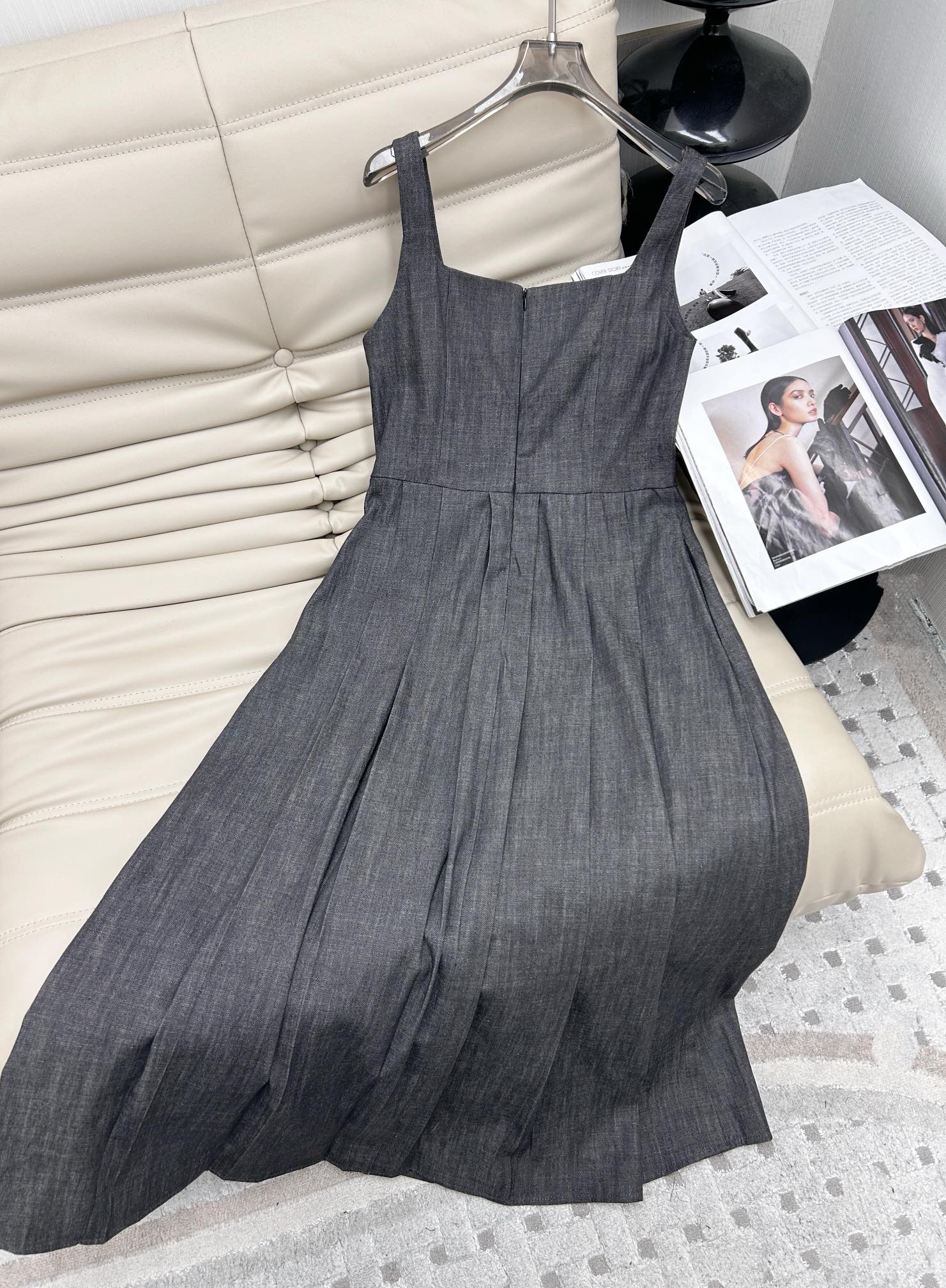 🛒🛒🛒25年新款 吊带收腰连衣裙👗 气质优雅的廓形慵懒随性～下摆压褶设计包容性强不挑人穿轻松驾驭！超舒适