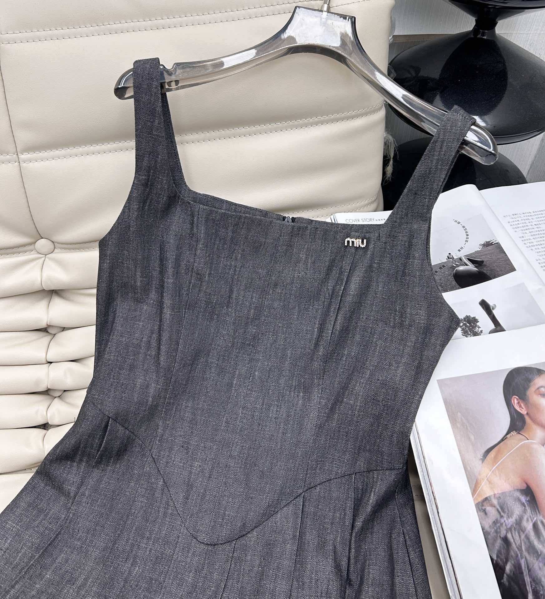 🛒🛒🛒25年新款 吊带收腰连衣裙👗 气质优雅的廓形慵懒随性～下摆压褶设计包容性强不挑人穿轻松驾驭！超舒适