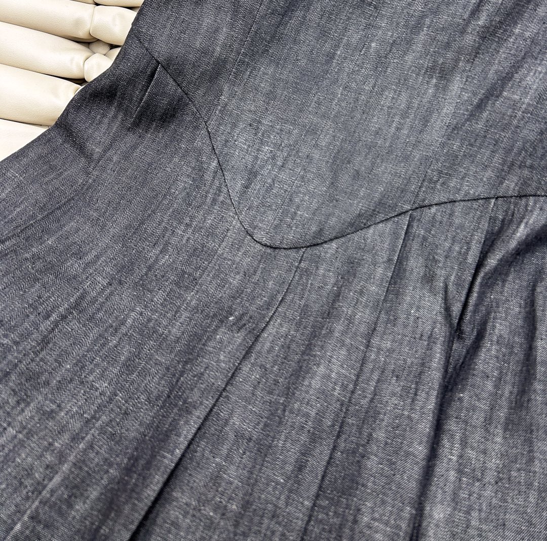 🛒🛒🛒25年新款 吊带收腰连衣裙👗 气质优雅的廓形慵懒随性～下摆压褶设计包容性强不挑人穿轻松驾驭！超舒适